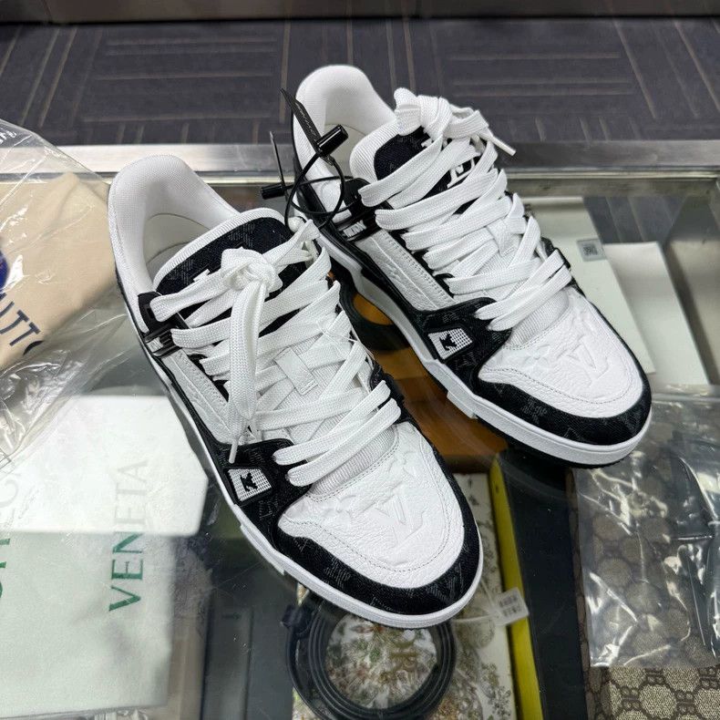 Louis Vuitton louis vuitton lv trainer sneakers black white-dmc Size US 8.5 / EU 41-42 - 1 Thumbnail