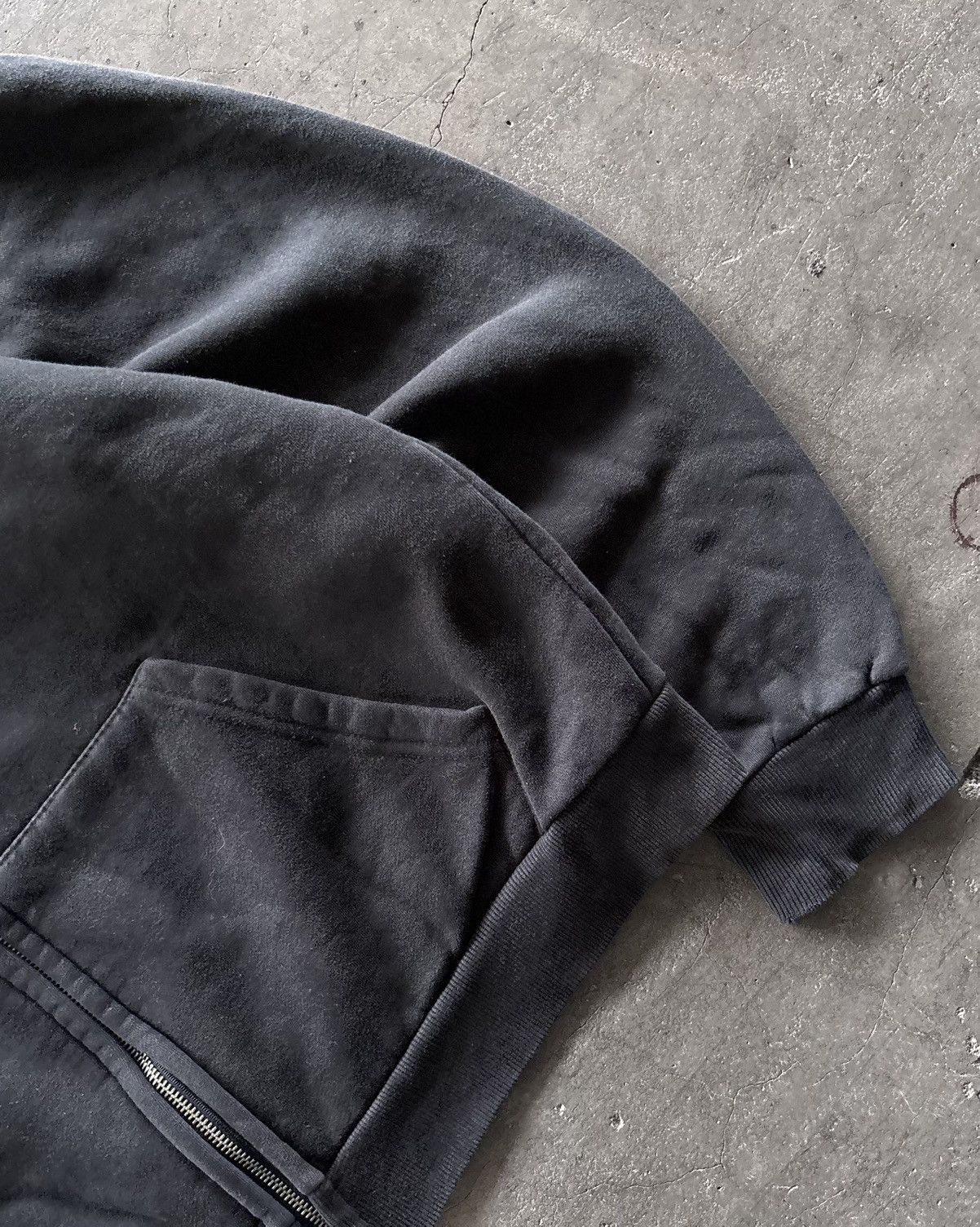 Vintage 2000s Faded Black Zip Up Hoodie Size US L / EU 52-54 / 3 - 3 Thumbnail