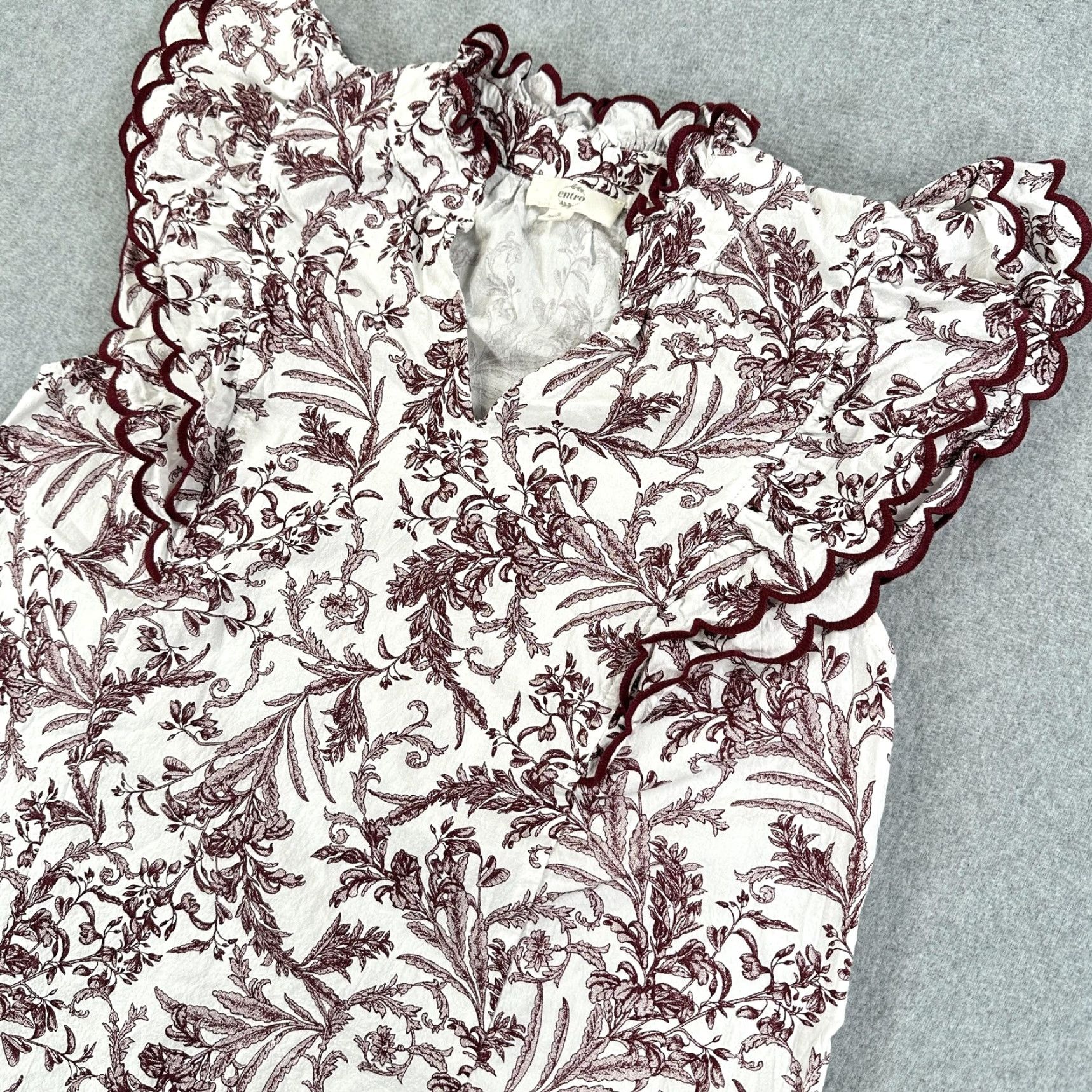 Vintage Entro Blouse Womens Small White Burgundy Floral Ruffle V Neck Sleeveless Top Size S / US 4 / IT 40 - 2 Thumbnail