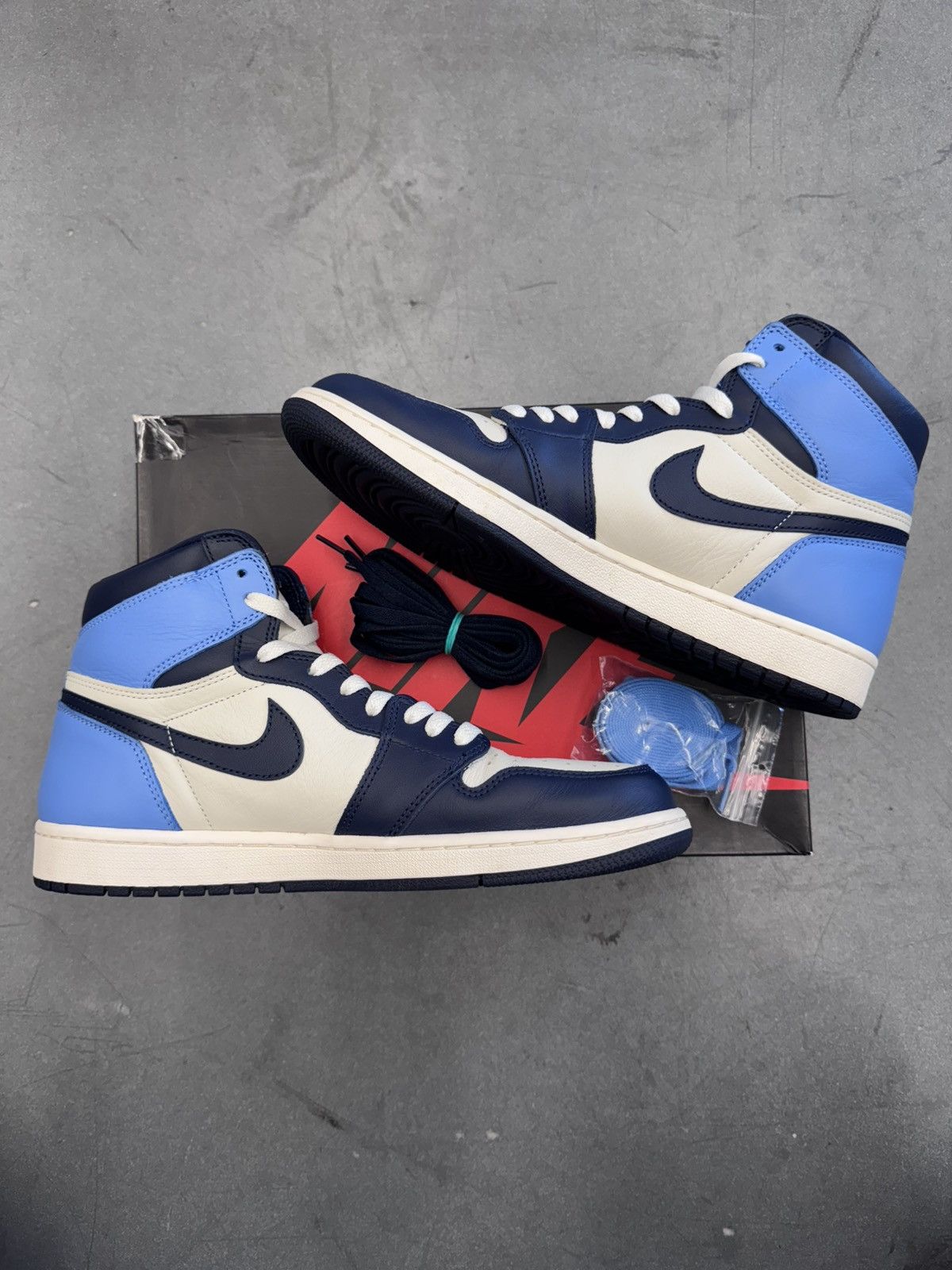 Jordan Brand 2019 Jordan 1 Retro High Obsidian Size US 10.5 / EU 43-44 - 2 Thumbnail