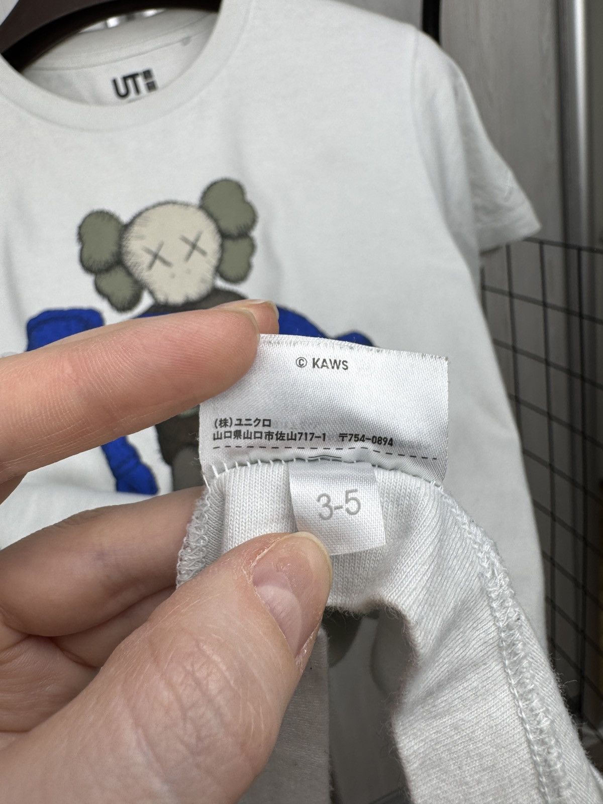 Kaws Uniqlo x Kaws white big logo vintage shirt Size US S / EU 44-46 / 1 - 9 Thumbnail