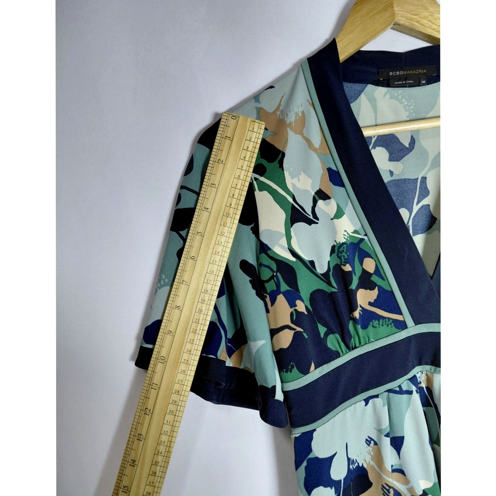 Bcbgmaxazria BCBGMAXAZRIA Floral Green V-Neck Short Sleeve Top Women Size XS Size XS / US 0-2 / IT 36-38 - 5 Thumbnail