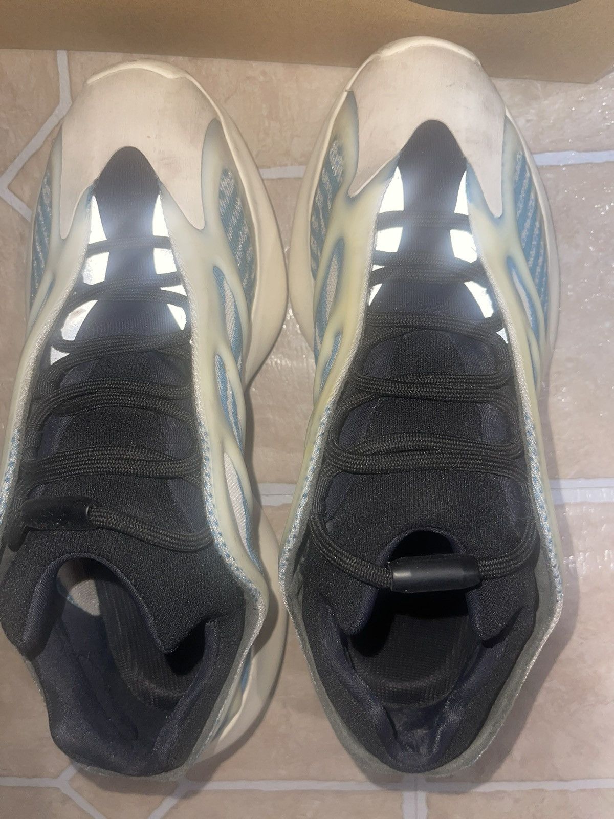 Yeezy Yeezy 700 V3 Kyanit Size US 9 / EU 42 - 8 Thumbnail