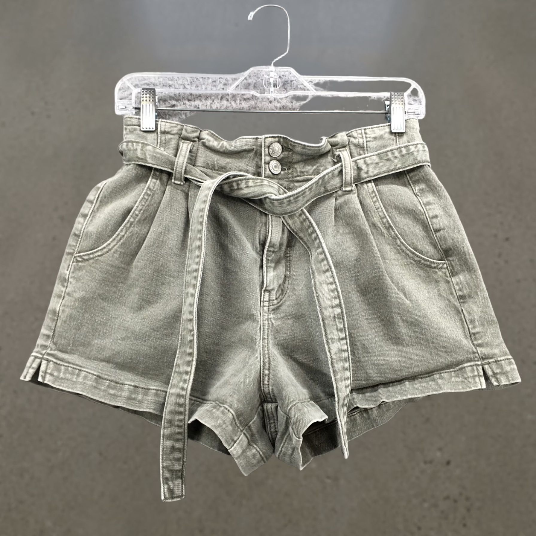 American Eagle Outfitters American Eagle Outfitters Mom Short Womens 6 Green Belted Zip Fly Denim 27X3 3 Inseam Regular Rise Front Pleated Belted 5-Pocket Women Pants Shorts尺 Size 28" / US 6 / IT 42 - 1 Thumbnail