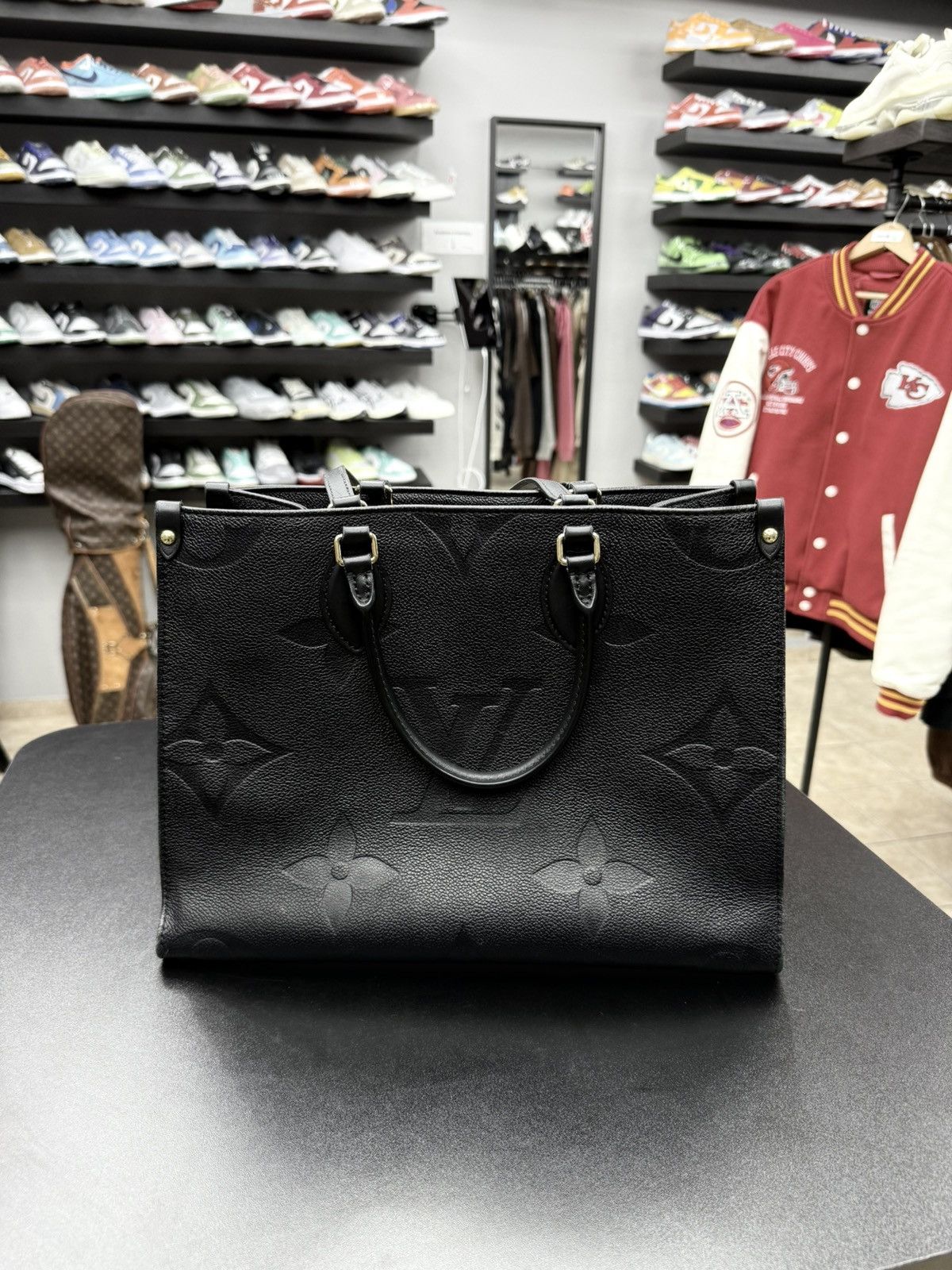 Louis Vuitton Louis Vuitton OnTheGo MM Black Leather Bag Size ONE SIZE - 1 Thumbnail