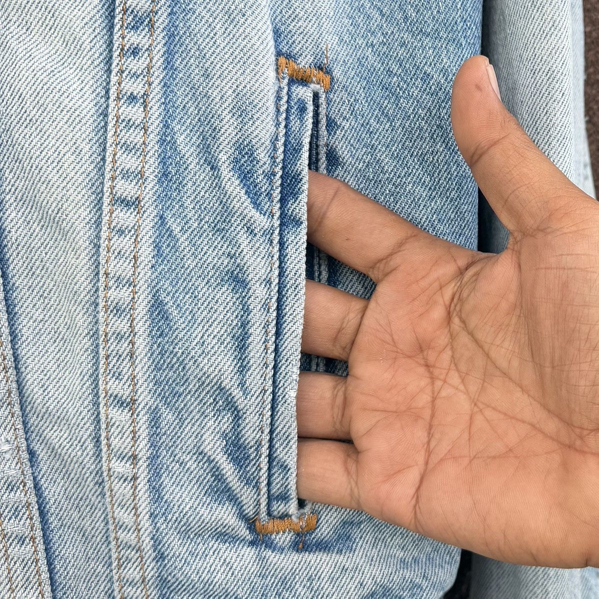 Levi's Vintage Levi’s Distressed Denim Light Wash Grunge Trucker Size US L / EU 52-54 / 3 - 9 Thumbnail