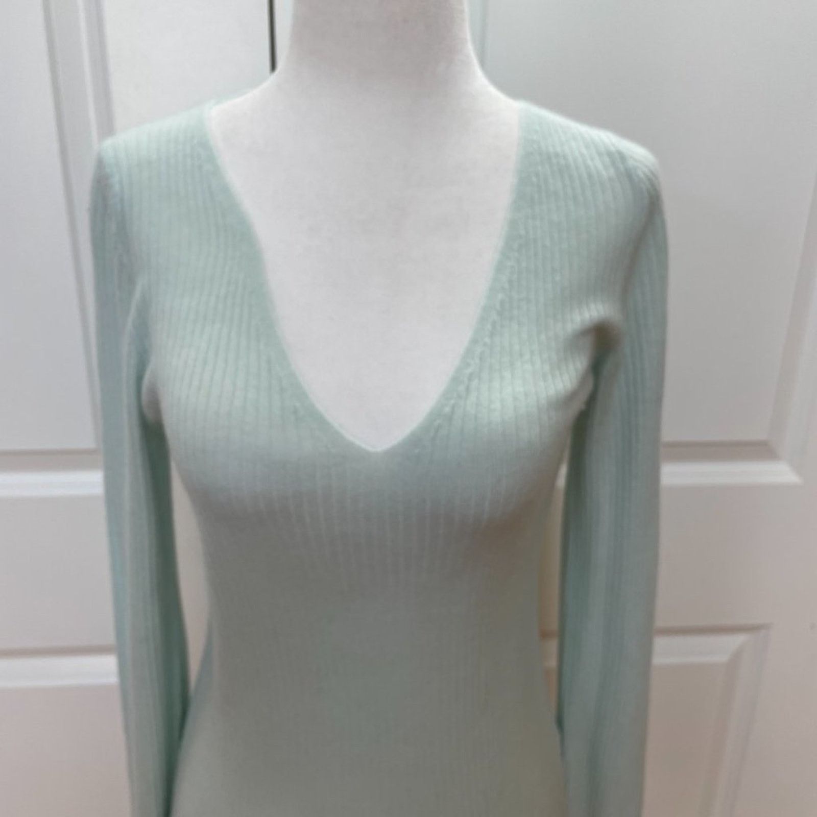 Vince V-Neck Slim Rib Cashmere Sweater from VINCE Size M / US 6-8 / IT 42-44 - 2 Thumbnail