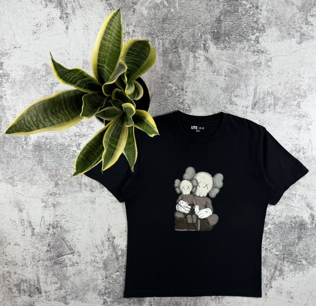 Kaws × Uniqlo KAWS X UNIQLO Graphic Tee Designer Medium Jersey T Shirt Size US M / EU 48-50 / 2 - 1 Thumbnail