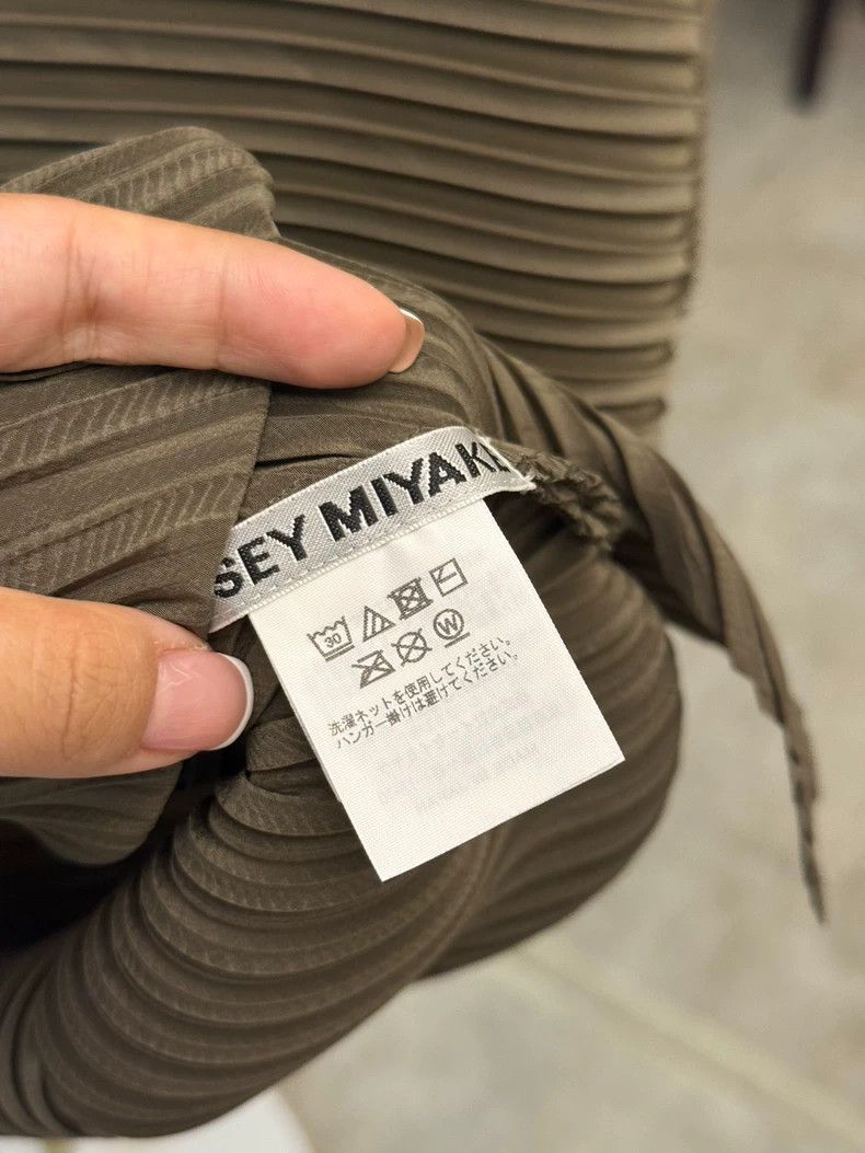 Issey Miyake Issey Miyake size:2 Khaki asymmetrical pleated vest Size S / US 4 / IT 40 - 4 Thumbnail