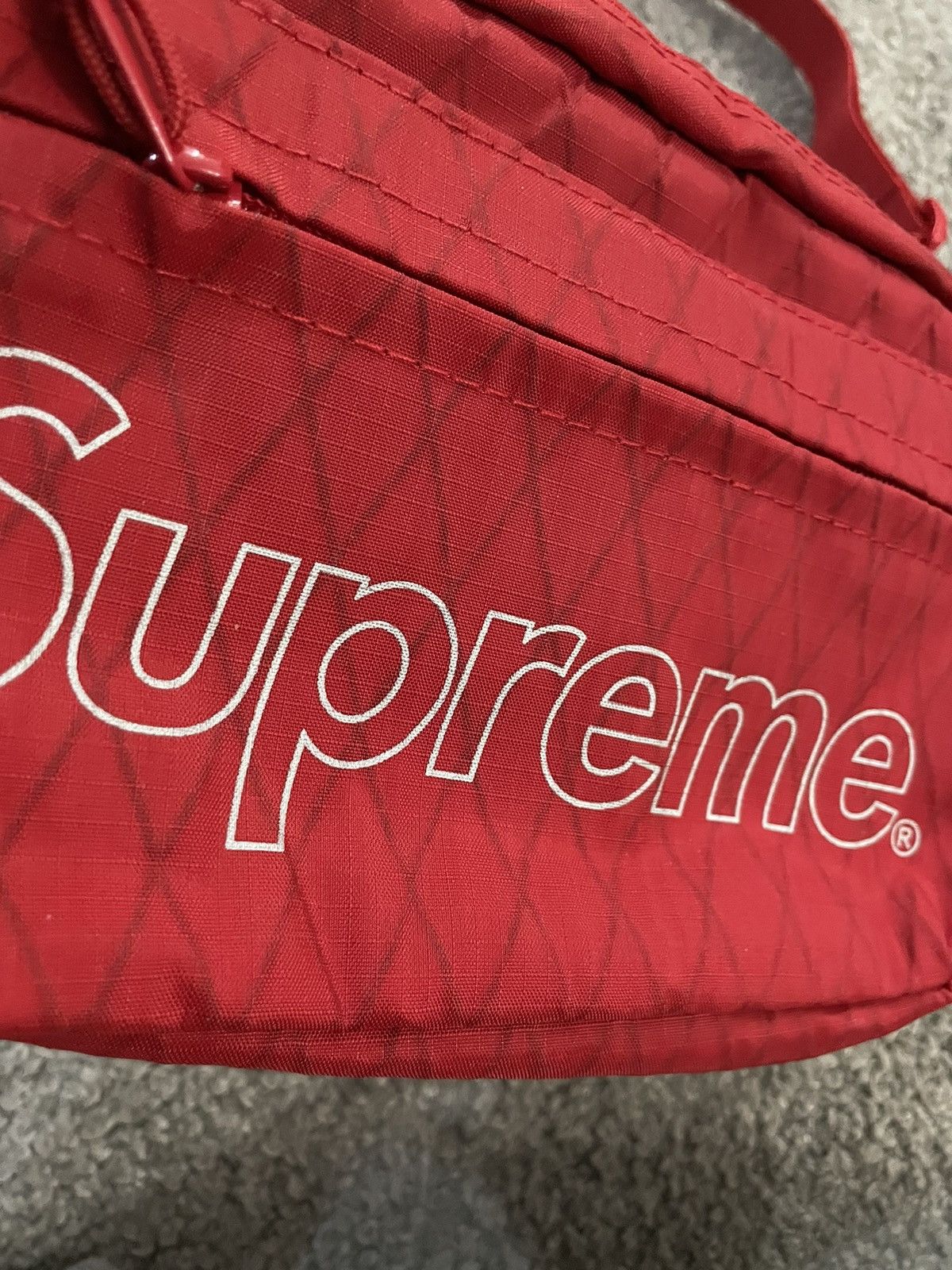 Supreme fw18 shoulder bag red hotsell