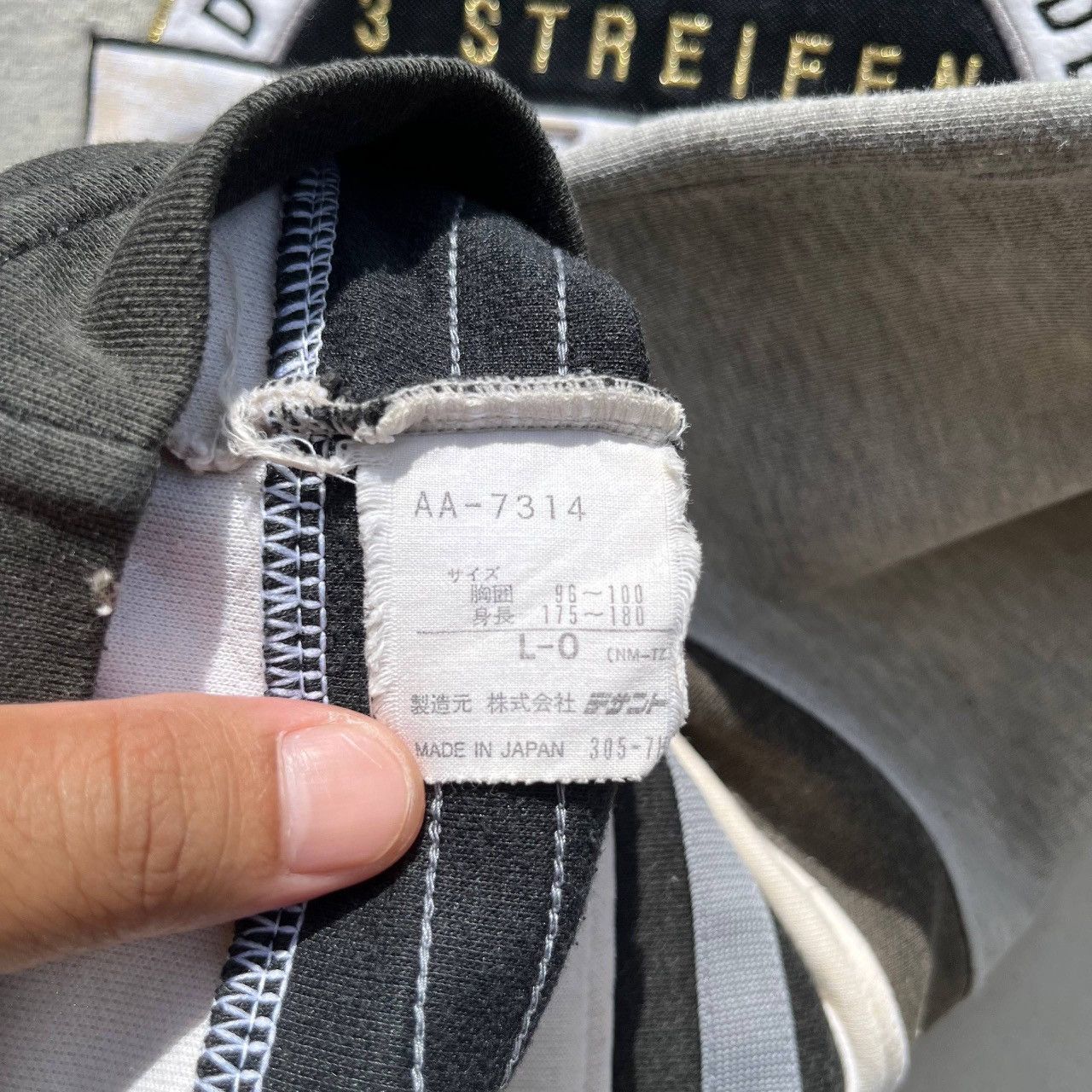 Adidas RARE🔥 Disstressed Vintage 90s Adidas Big Logo Spellout Size US L / EU 52-54 / 3 - 20 Thumbnail