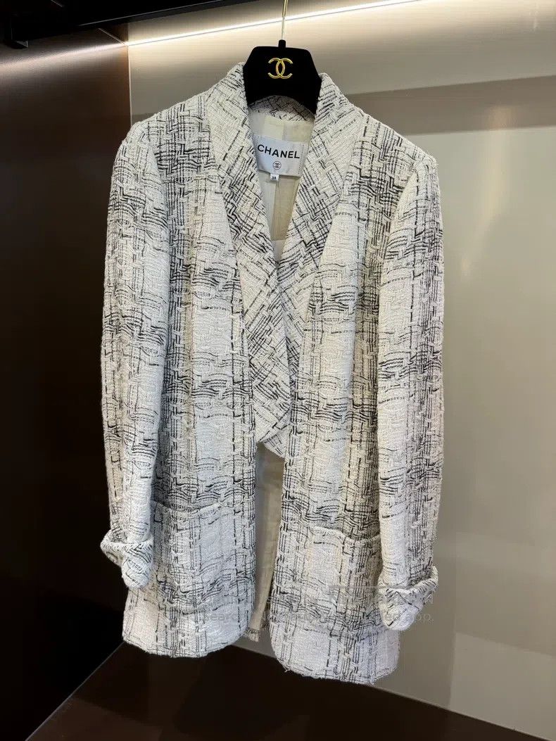 Chanel Chanel Black and white large plaid knitted coat Size XS / US 0-2 / IT 36-38 - 1 Thumbnail