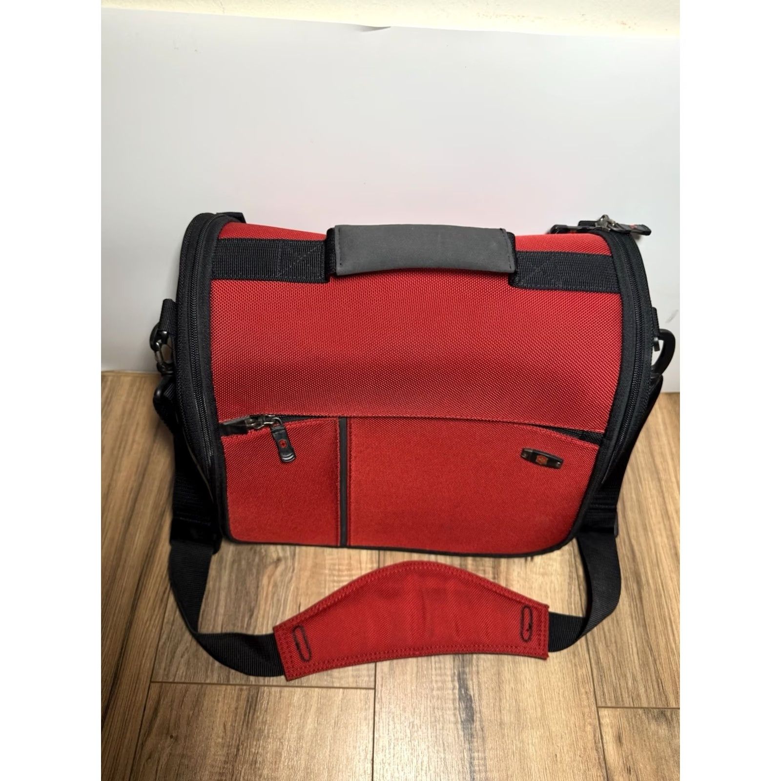 Victorinox VINTAGE Victorinox Werks Traveler 3.0 Small Shoulder Bag Mulberry Red Women Messenger Ballistic Nylon Excellent Condition Size ONE SIZE - 2 Thumbnail