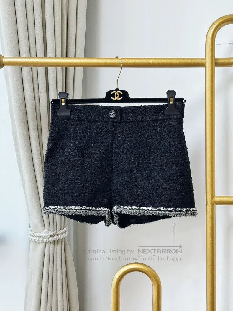 Chanel 20P silver braided rolled-edged black tweed shorts
