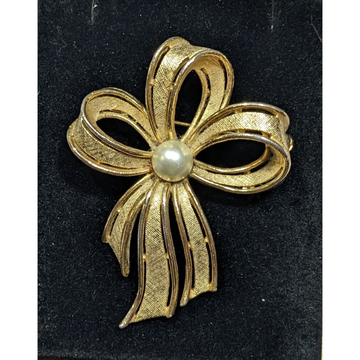 Other Vintage Lisner Gold Town Bow Brooch With Faux Pearl Accent Size ONE SIZE - 3 Thumbnail