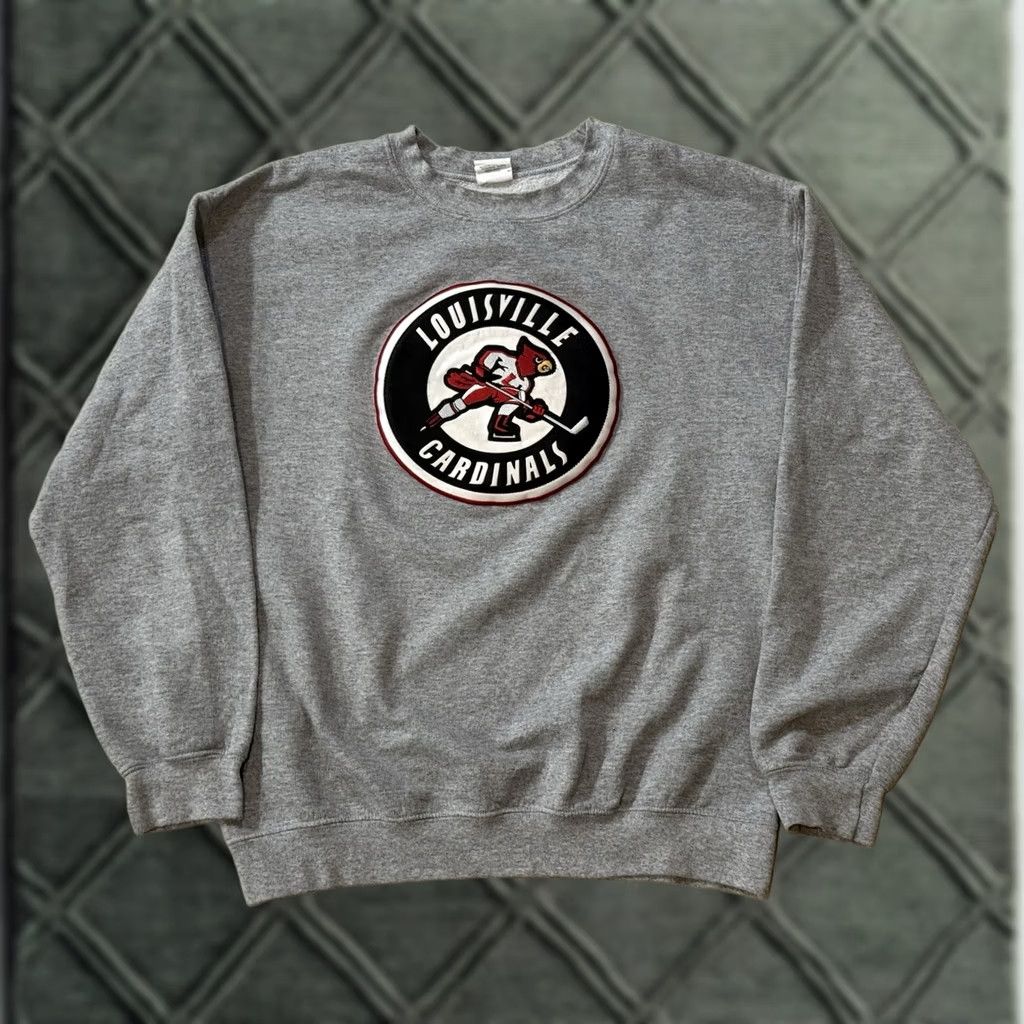 Gildan VINTAGE Louisville Cardinals Ice Hockey Crewneck Sweatshirt Medium NCAA Shirt Mens Gray Embroidered Logo Graphic Print College University 90s 00s Size US M / EU 48-50 / 2 - 1 Thumbnail