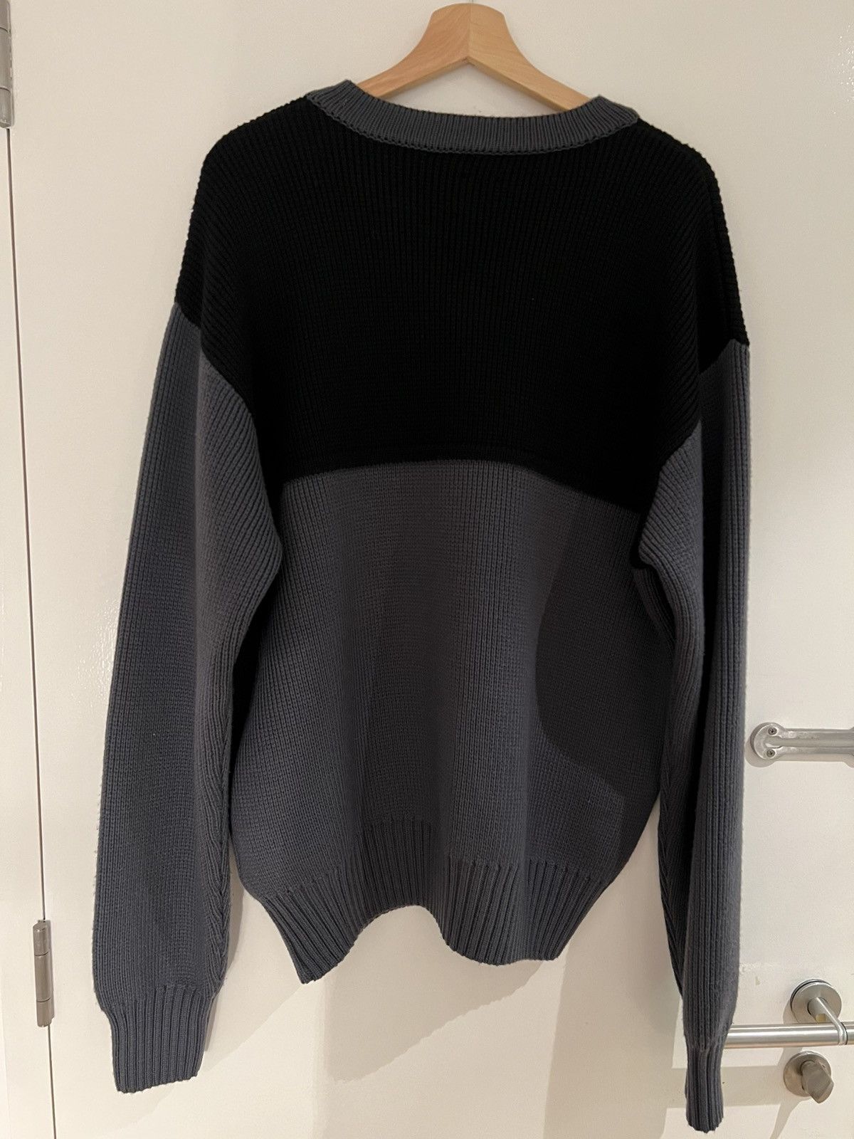 GR10K GR10K two-tone design V-neck jumper Wool Medium Black Grey Size US M / EU 48-50 / 2 - 7 Thumbnail