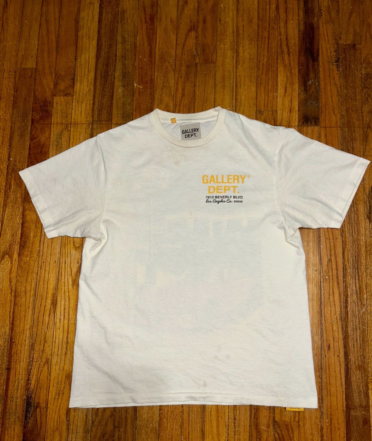 Gallery dept white deals drive thru tee size L