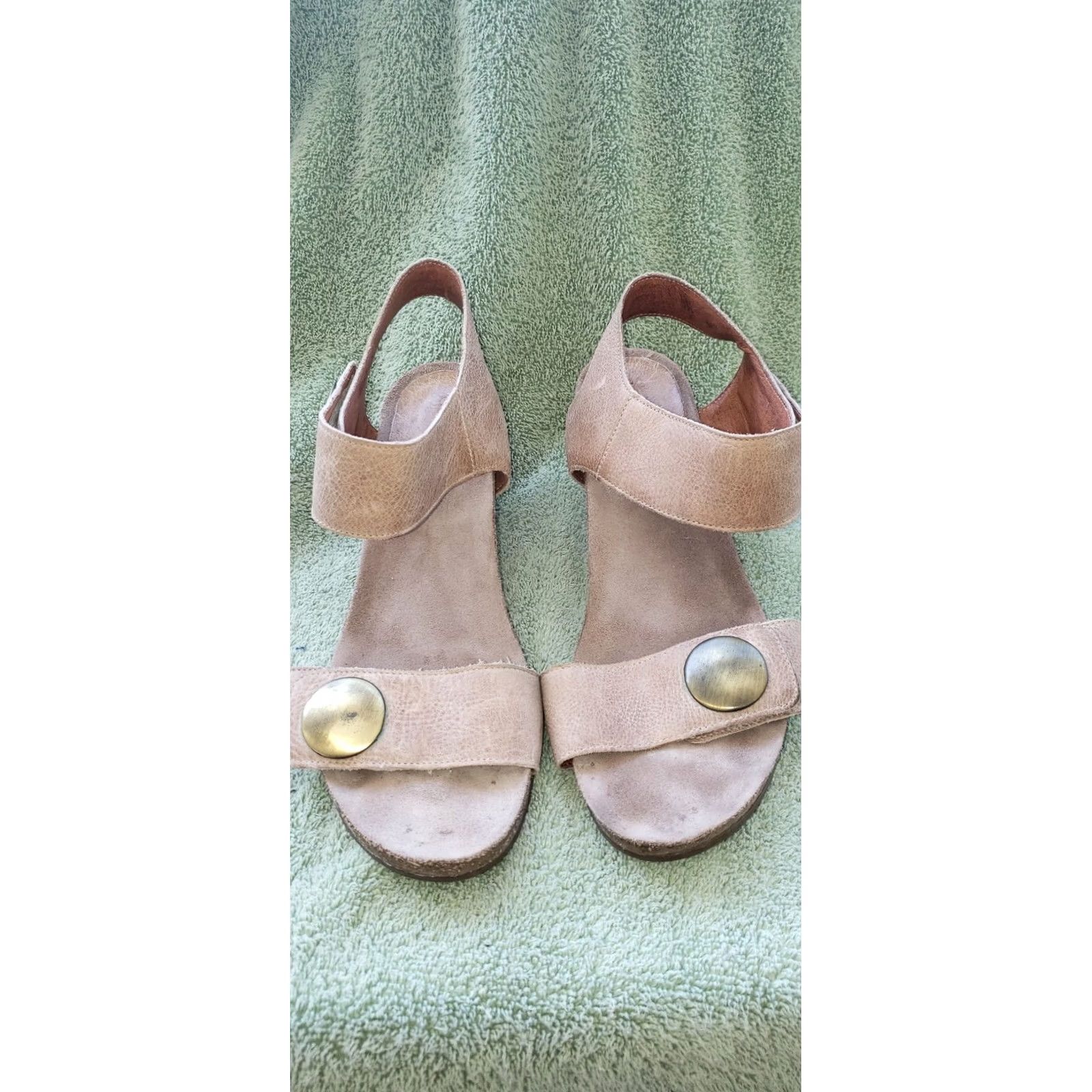 Taos Taos Carousel Wedge Sandal 10.5M Taupe T-Strap Hook & Loop Large Brass Buttons Sandal Womens Shoes Size US 11 / IT 41 - 5 Thumbnail