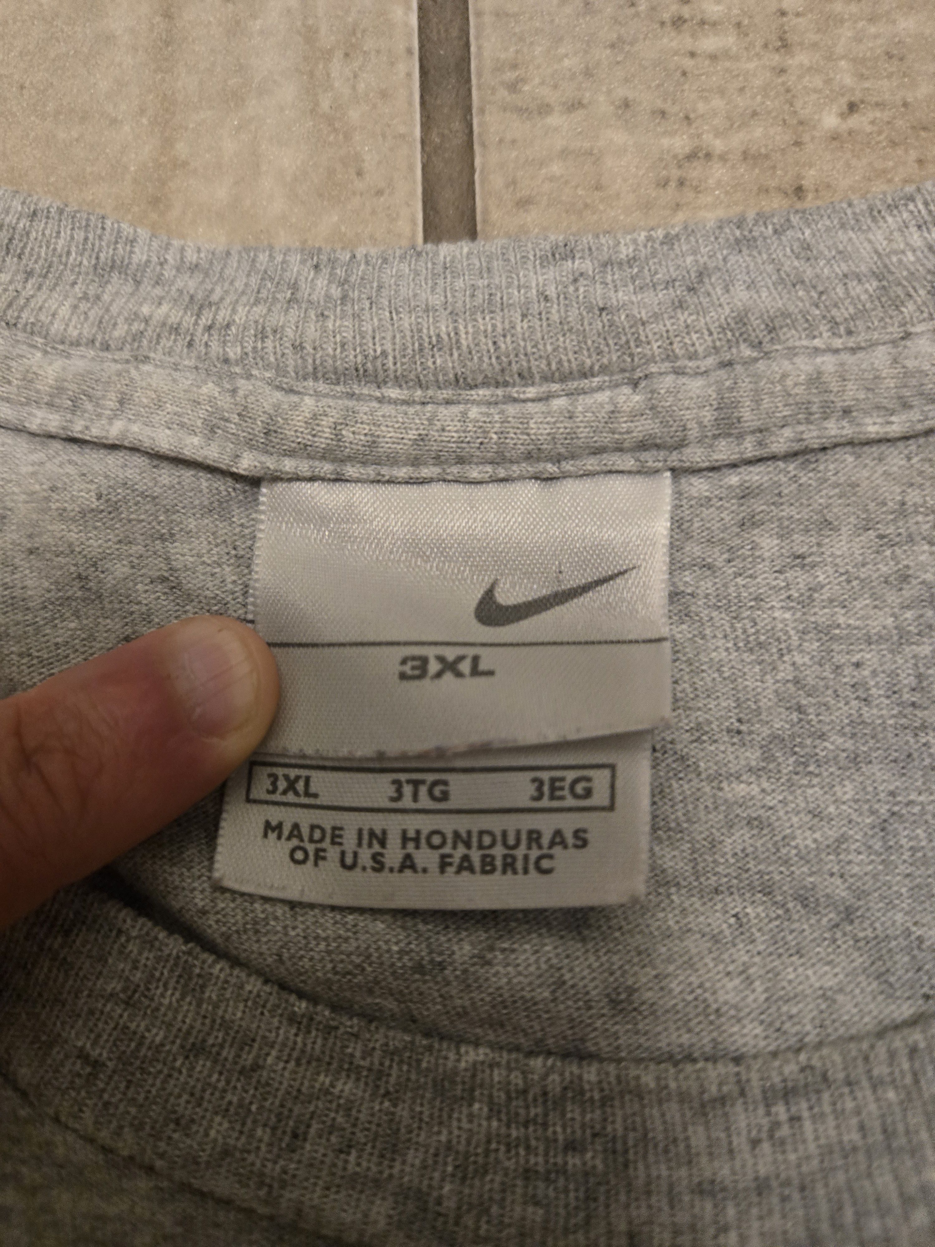 Nike Vintage Nike Graphic Tee Shirt Size Mens 3XL Gray Swoosh Y2K Size US XXL / EU 58 / 5 - 4 Thumbnail
