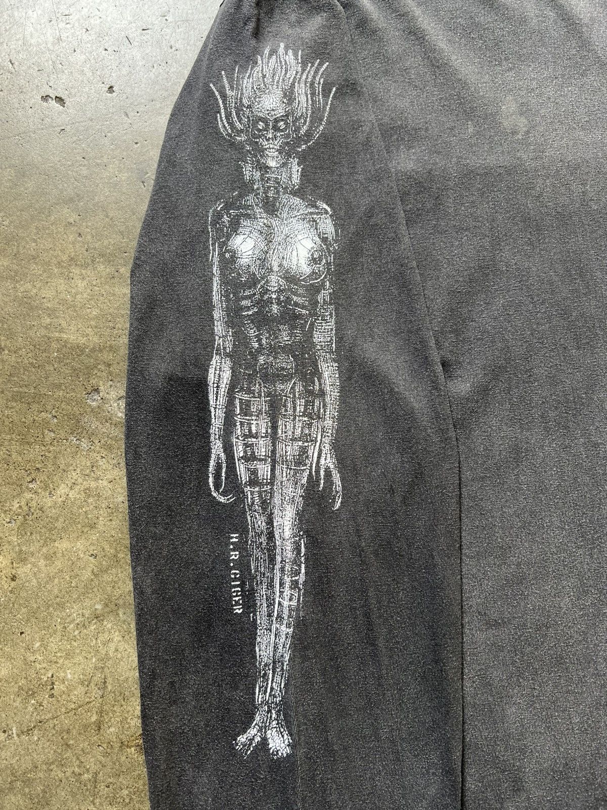 Vintage RARE ‘90s Species HR Giger Movie Promo Tee Shirt Alien Size US L / EU 52-54 / 3 - 4 Thumbnail