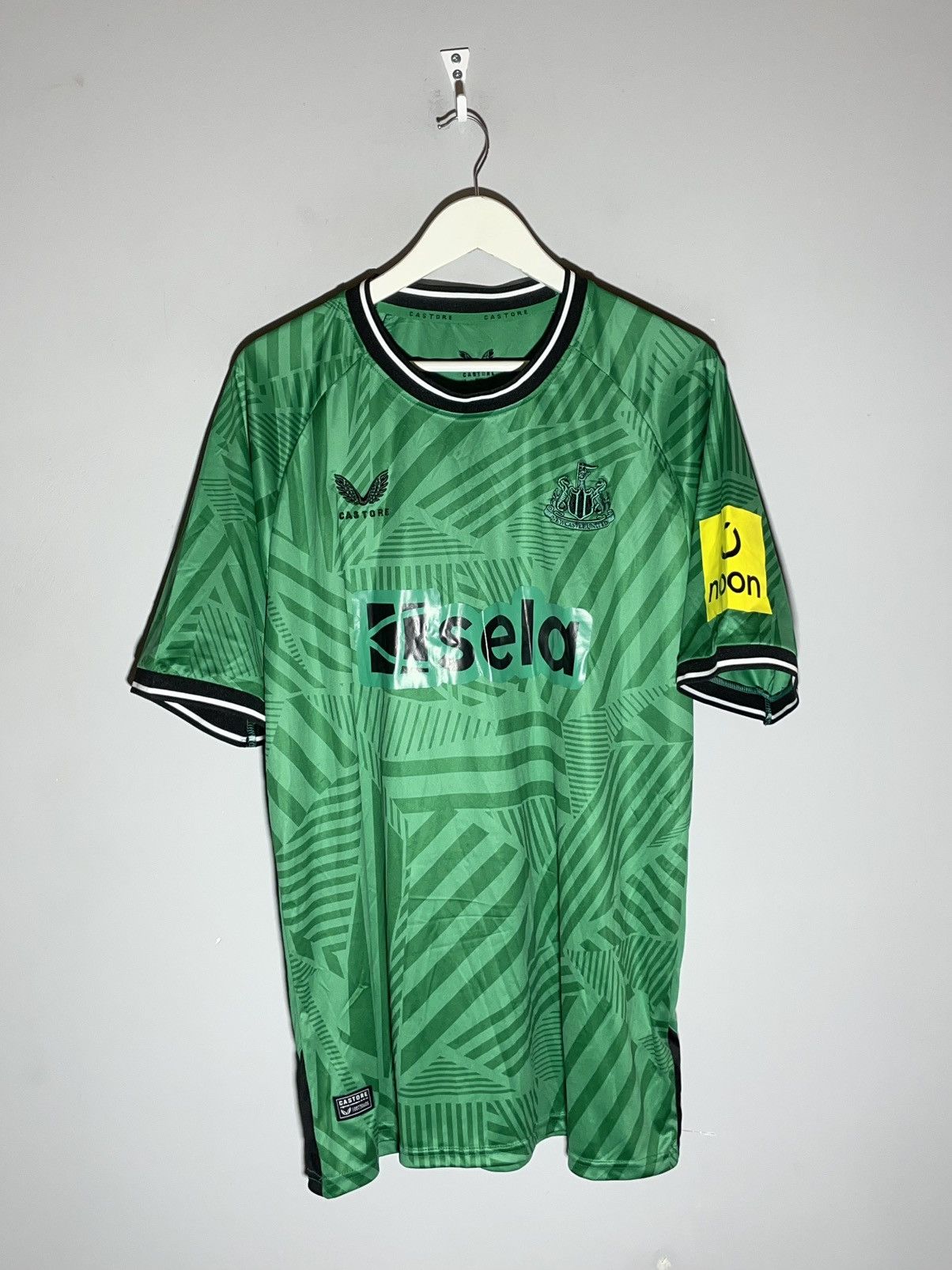 Castore #9 Callum Wilson Newcastle United Castore 2023/24 Jersey Size US XXL / EU 58 / 5 - 2 Thumbnail
