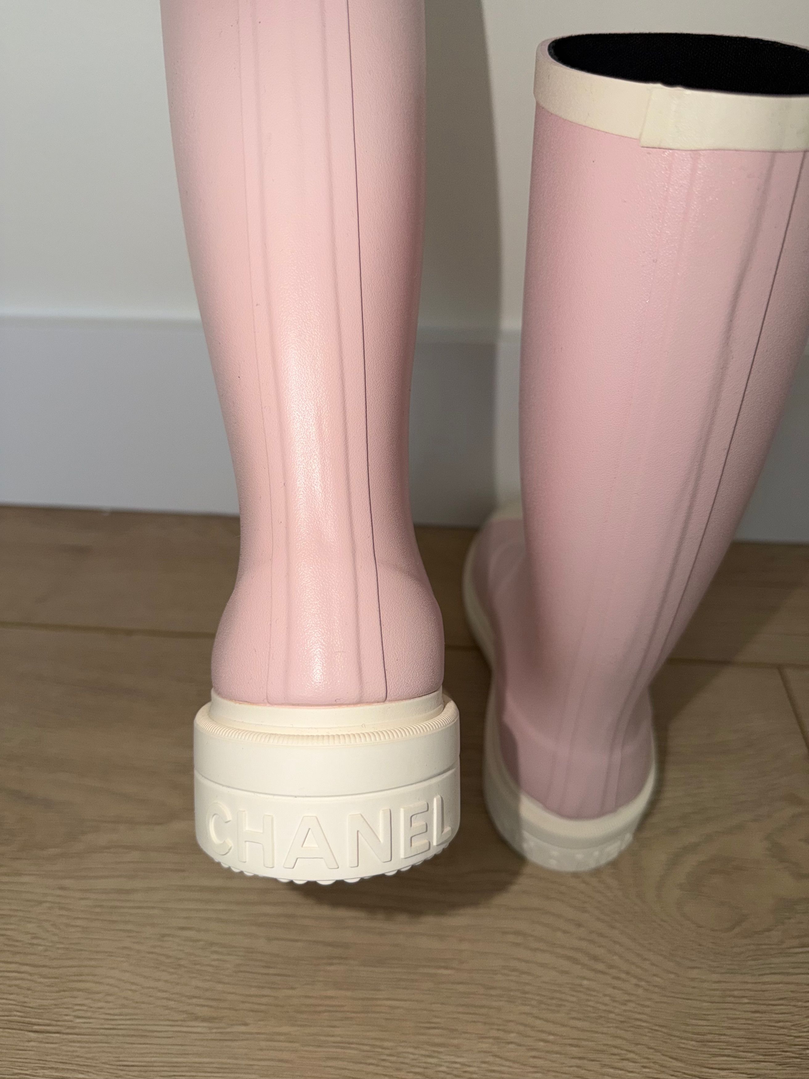 Chanel Chanel 26C White CC Logo High Pull On Rubber Rain Boots 39 Size US 9 / IT 39 - 23 Thumbnail