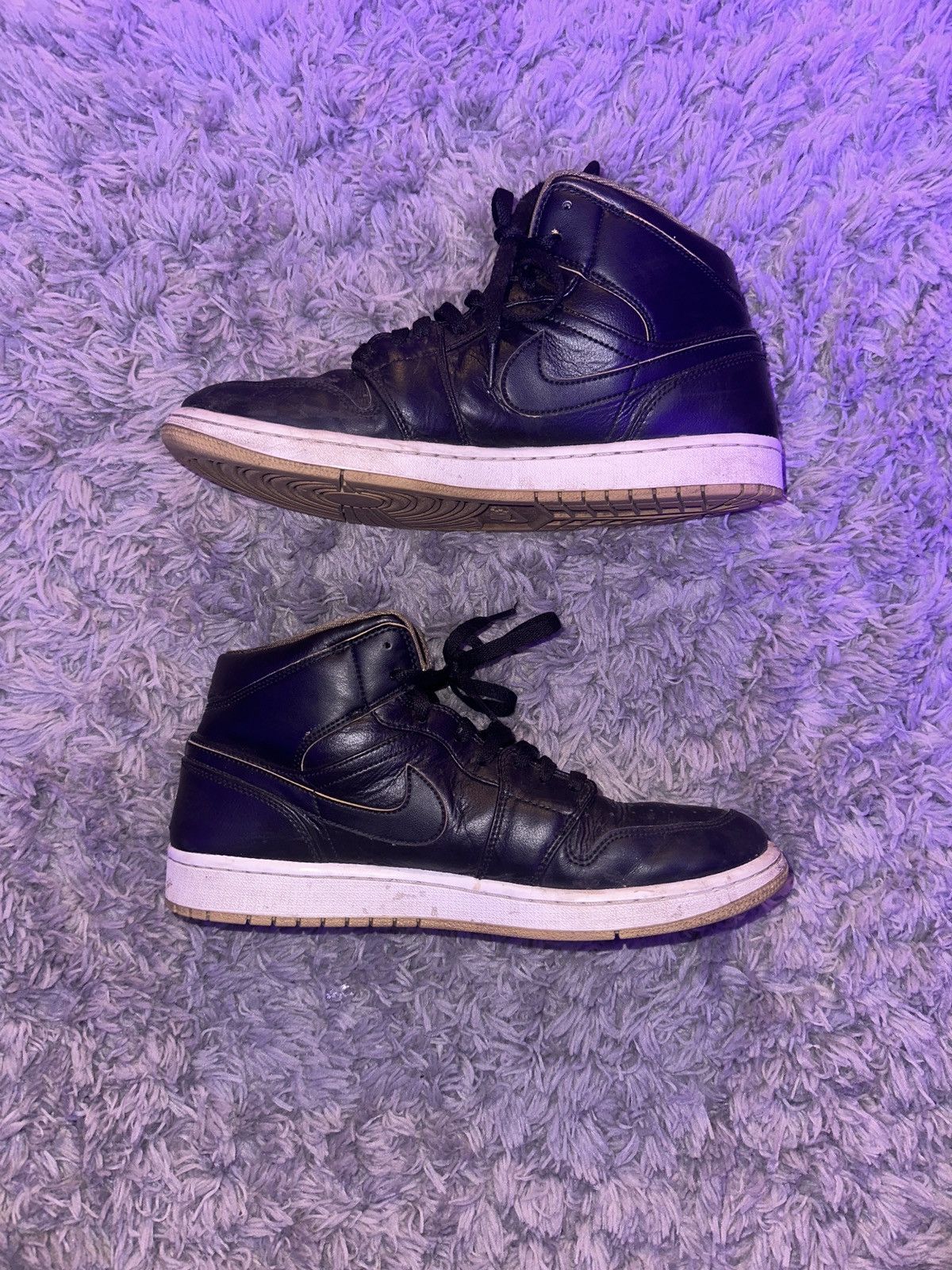 Nike Jordan 1 Retro Mid Black Metallic Gold Size US 11 / EU 44 - 2 Thumbnail