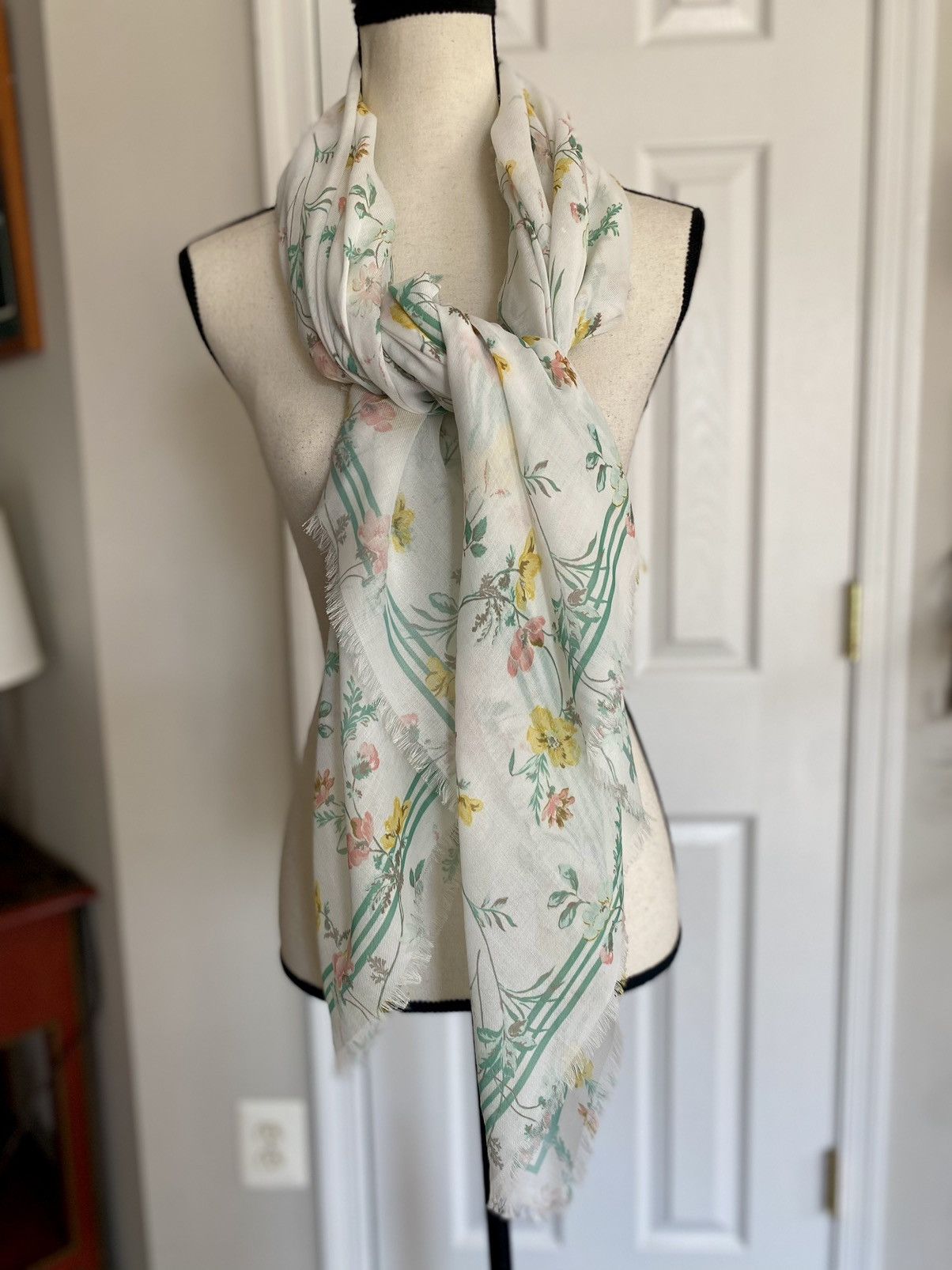 Other BEAUTIFUL VINTAGE LARGE FRAYED FLORAL SHAWL SCARF Size ONE SIZE - 11 Thumbnail