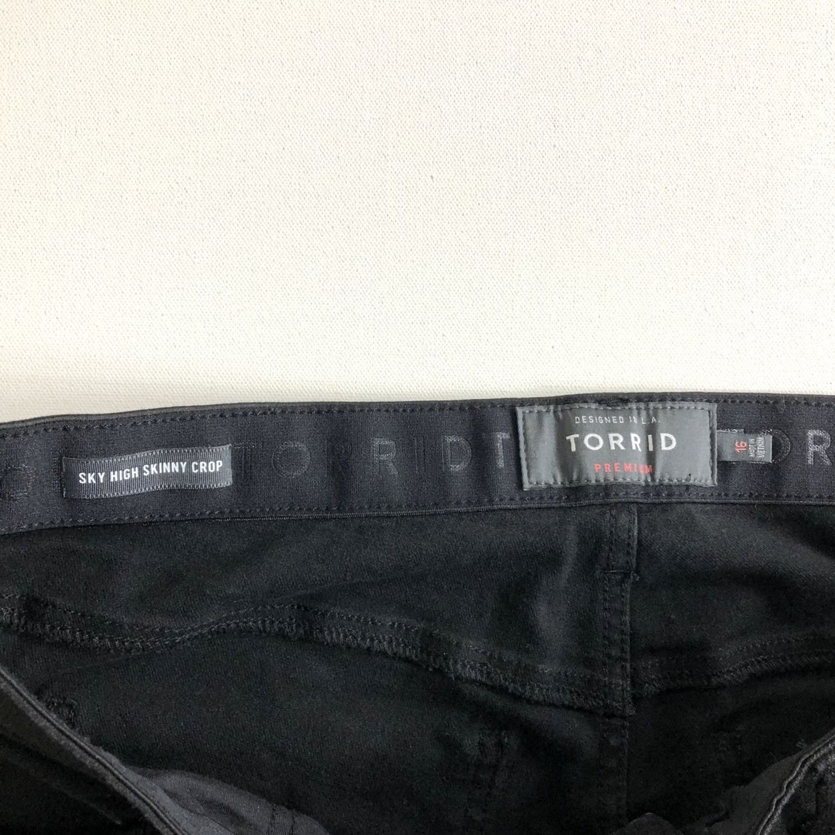 Torrid Torrid Sky High Skinny Crop Jean Premium Stretch Black Sparkle Size 16R Casual Jeans Women Regular Slim Crop High Rise Zip Inseam 26.5in") Size 38" / US 16 / IT 52 - 6 Thumbnail