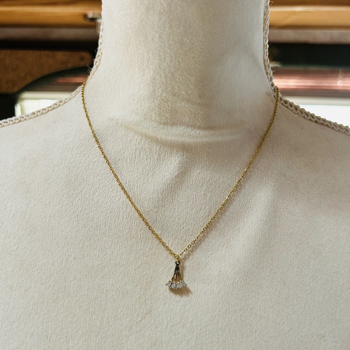 Vintage Handcrafted vintage fan design clear rhinestone necklace Size ONE SIZE - 2 Thumbnail
