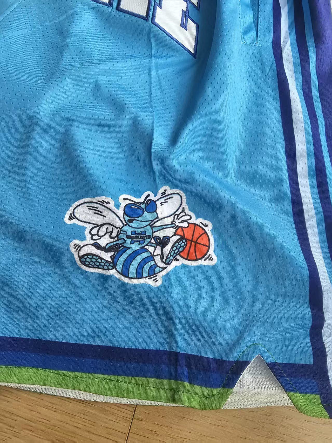 NBA Charlotte Hornets Basketbll Short Vintage Lager Size Size US 36 / EU 52 - 7 Thumbnail