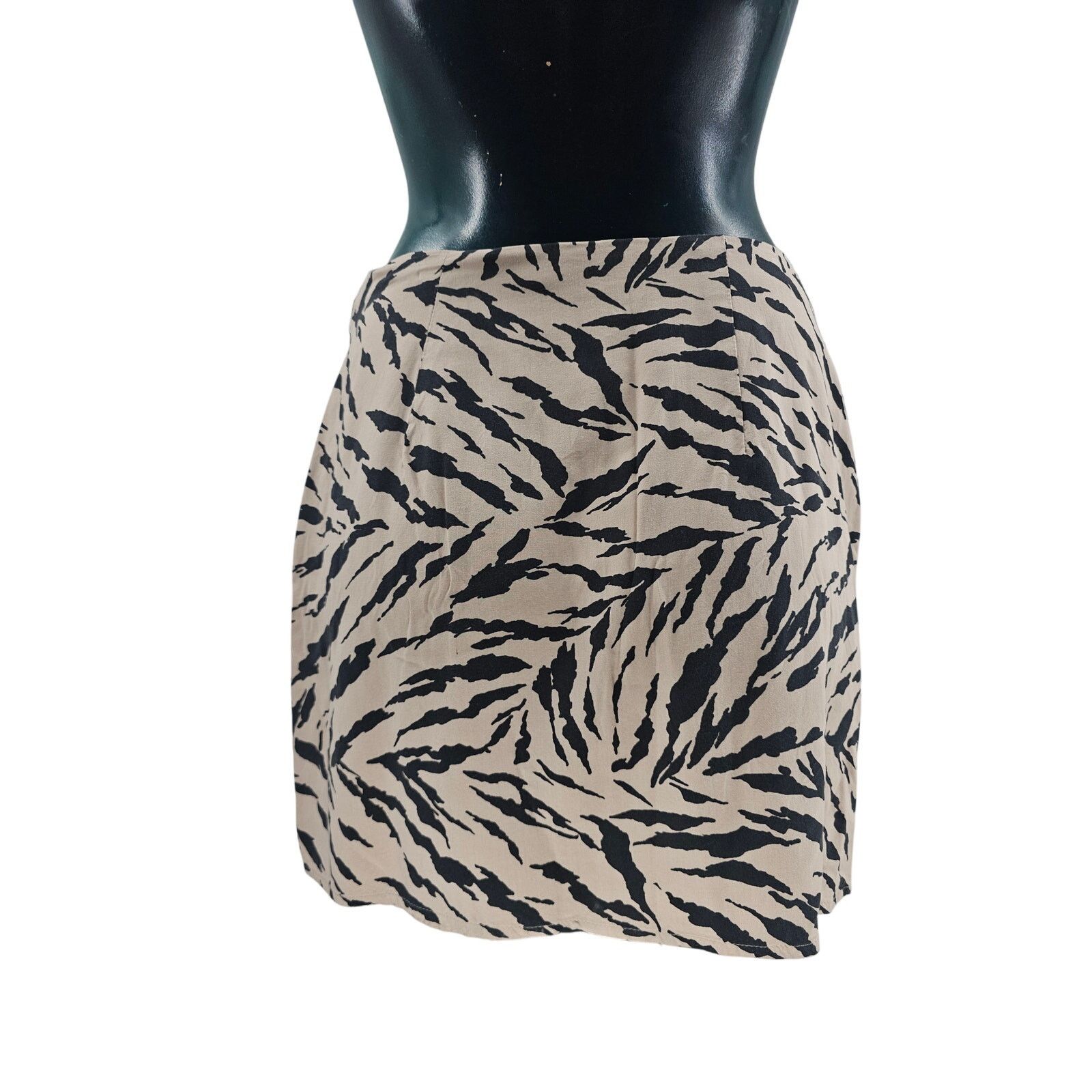 Abercrombie & Fitch Abercrombie & Fitch Tiger Animal Print Mini Skirt S 3486 Size 27" / US 4 / IT 40 - 2 Thumbnail