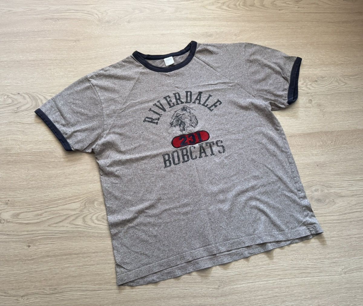 Old Navy Vintage 00s Old Navy American College Riverdale Bobcats Tee Size US XL / EU 56 / 4 - 1 Thumbnail