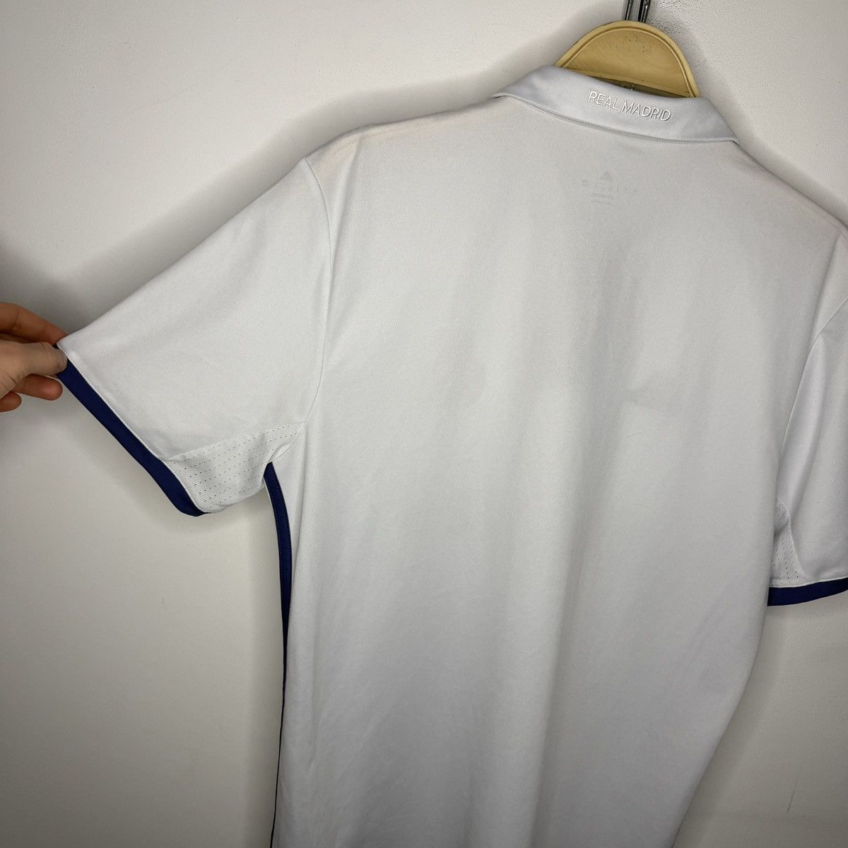 Adidas Real Madrid 2016/17 Tshirt Jersey Size US M / EU 48-50 / 2 - 11 Thumbnail