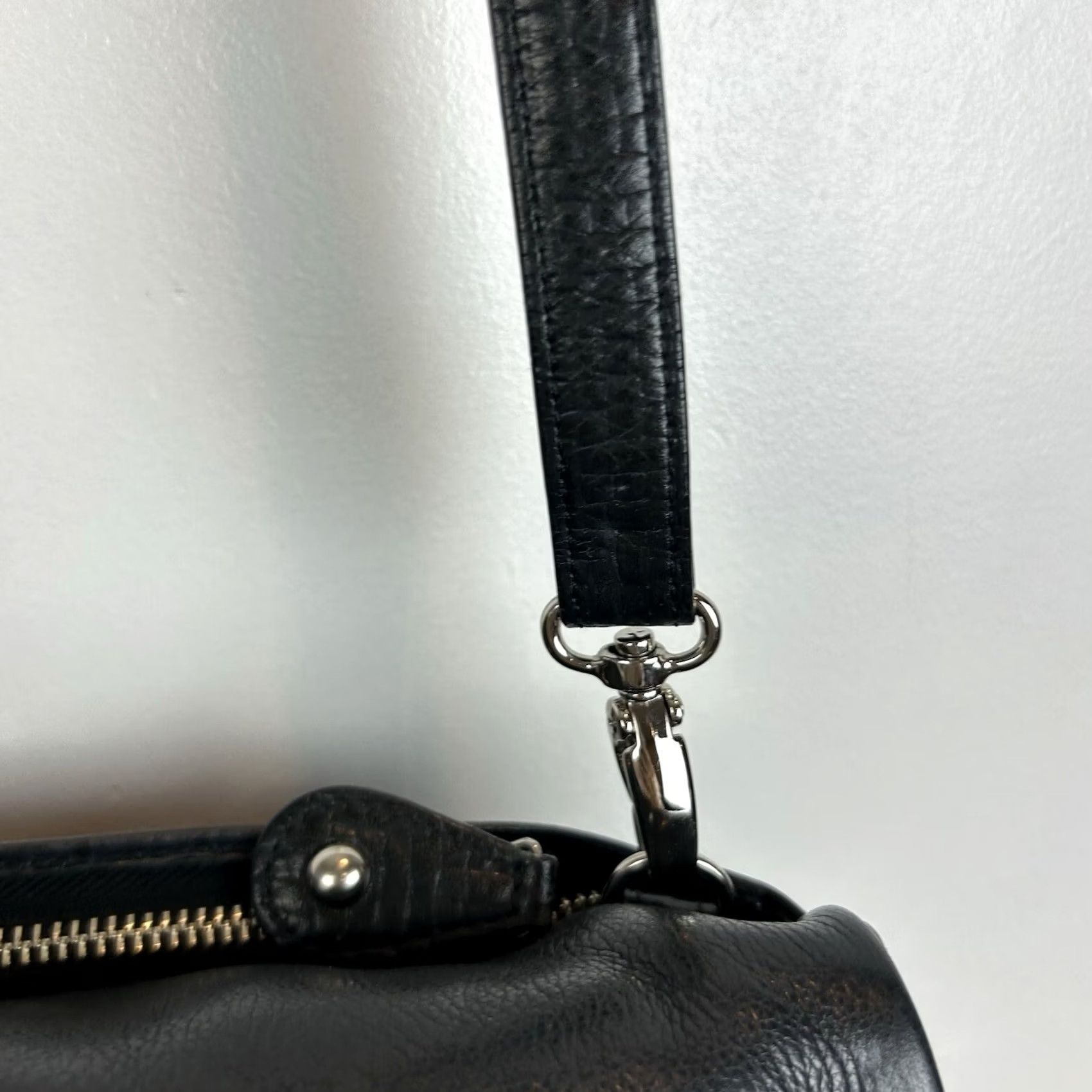 Revenge Levenger Crossbody Bag Leather Black Pebble 13W 8H 3D Women's Medium Folding Adjustable Strap Size ONE SIZE - 4 Thumbnail