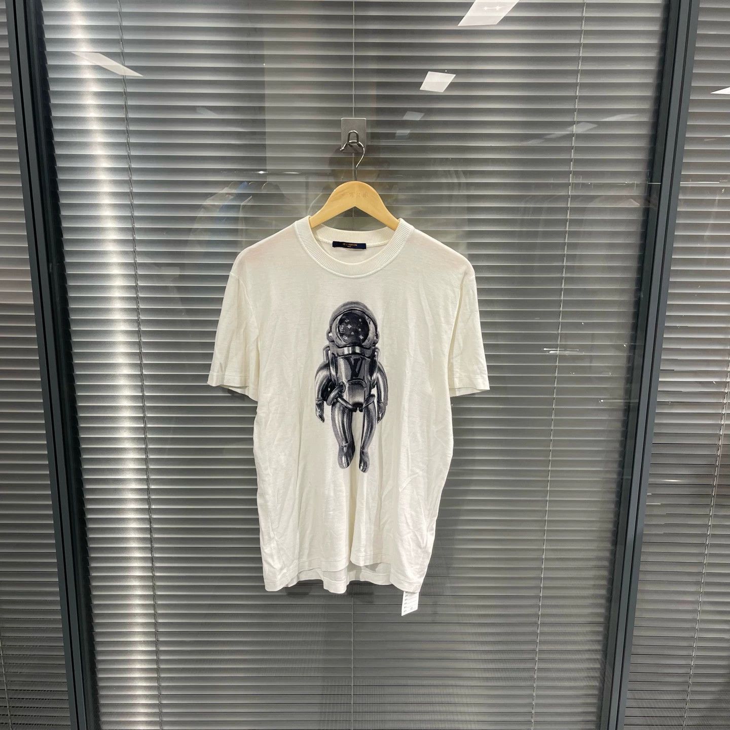 Louis Vuitton White Astronaut Print Short Sleeve T-Shirt Size US M / EU 48-50 / 2 - 1 Thumbnail