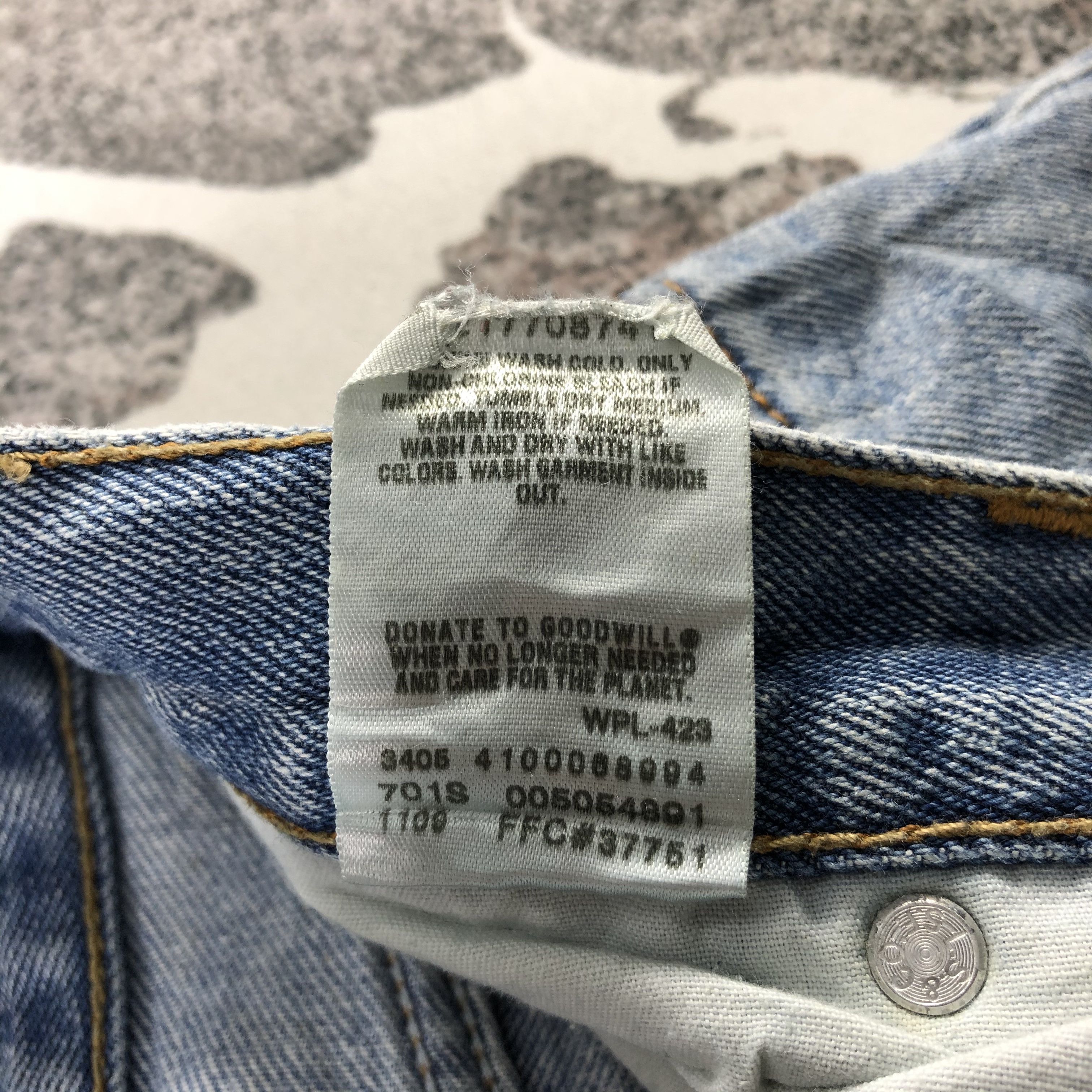 Levi's Vintage Levis 505 Jeans Faded Blue Denim KJ1120 Size US 33 - 12 Thumbnail