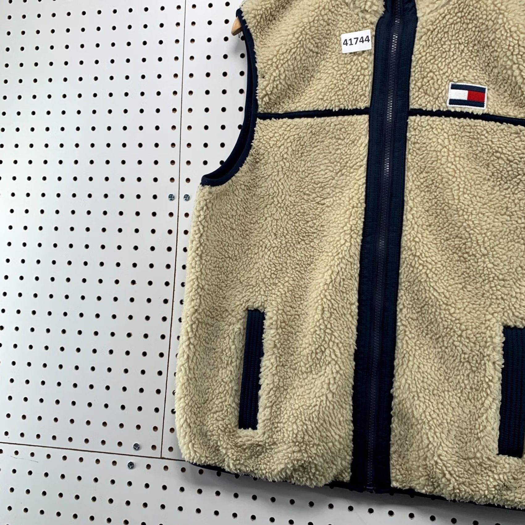 Tommy Hilfiger Tommy Hilfiger Jacket Vest Mens Large Beige Sherpa Deep Pile Sleeveless 21.5x27 Size US L / EU 52-54 / 3 - 5 Thumbnail