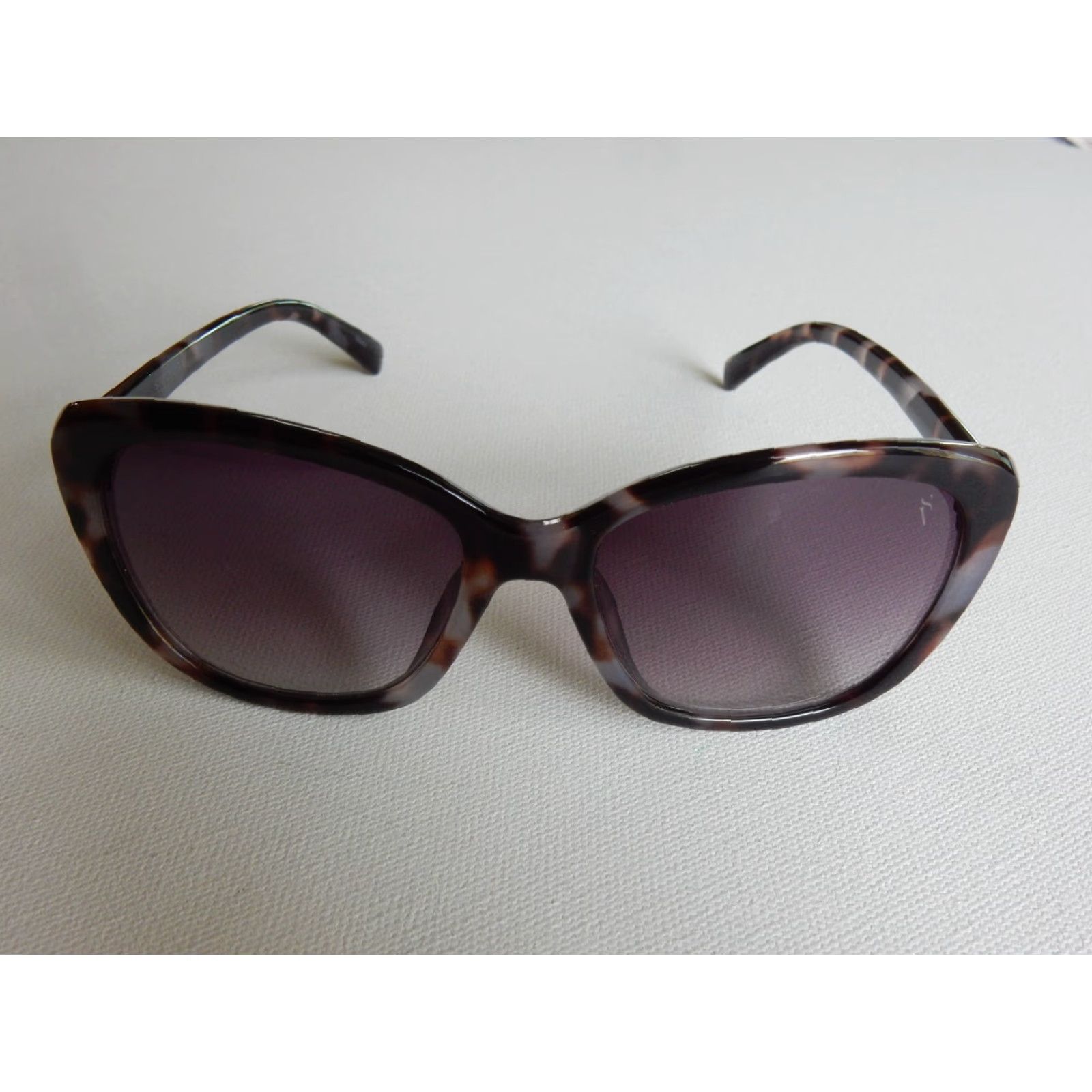 Vera Wang VINTAGE Simply Vera Sunglasses Women Gray Small Scratches Size ONE SIZE - 2 Thumbnail