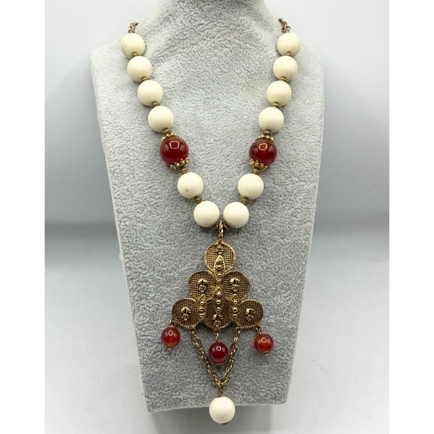 Vintage Vintage white and red beaded gold brutalist pendant necklace Size ONE SIZE - 2 Thumbnail