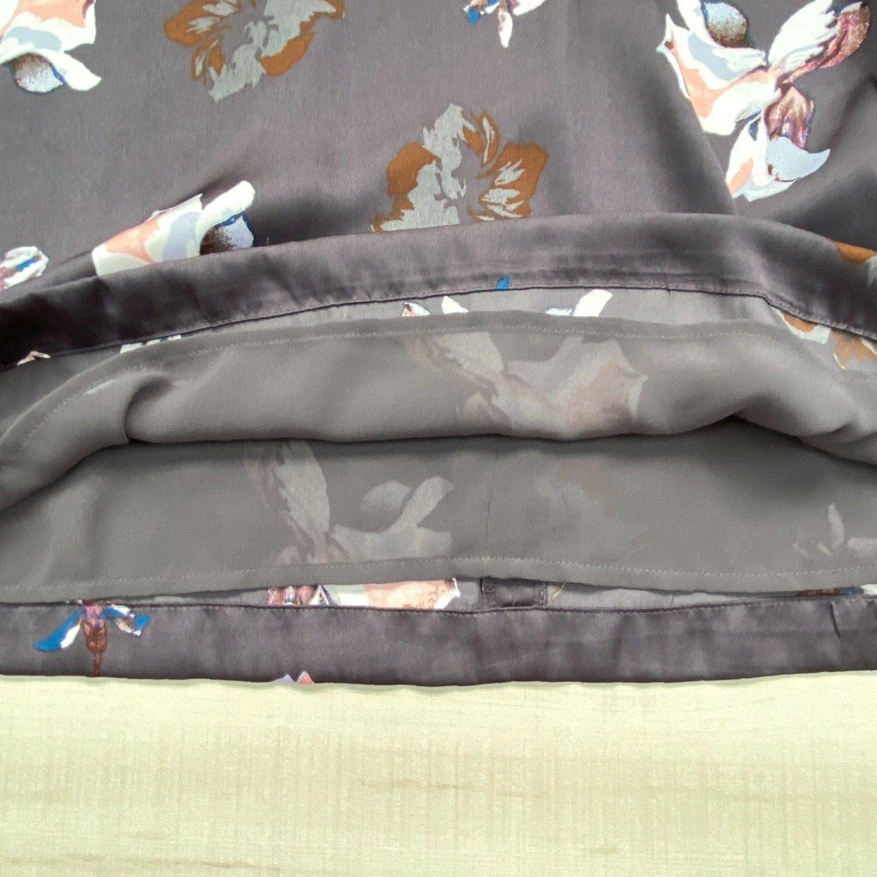 Banana Republic Banana Republic Womens Blouse Small Gray Floral Satin Long Sleeve Regular Fit Casual Size S / US 4 / IT 40 - 5 Thumbnail