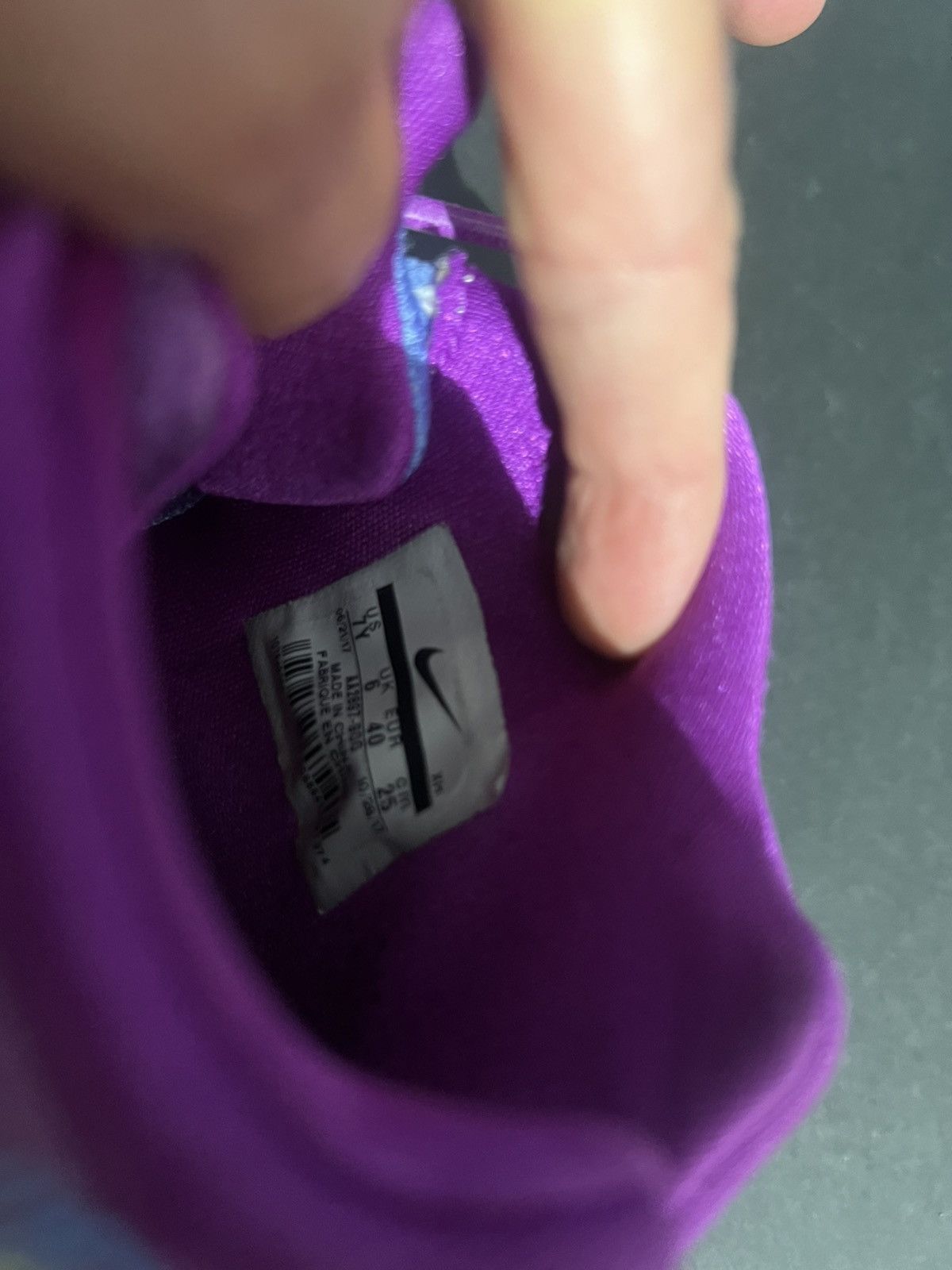 Nike Kyrie Size US 7 / EU 40 - 7 Thumbnail