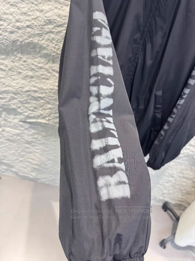 Balenciaga Balenciaga Qilin Arm Logo Printed High Collar Zipper Long Size US XXS / EU 40 - 2 Thumbnail