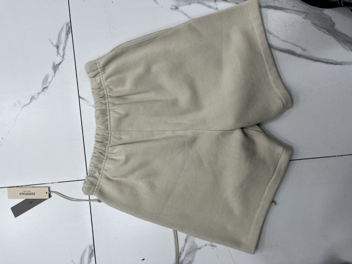 Essentials Fear of God Essentials Shorts "Wheat" Size US 26 / EU 42 - 2 Thumbnail