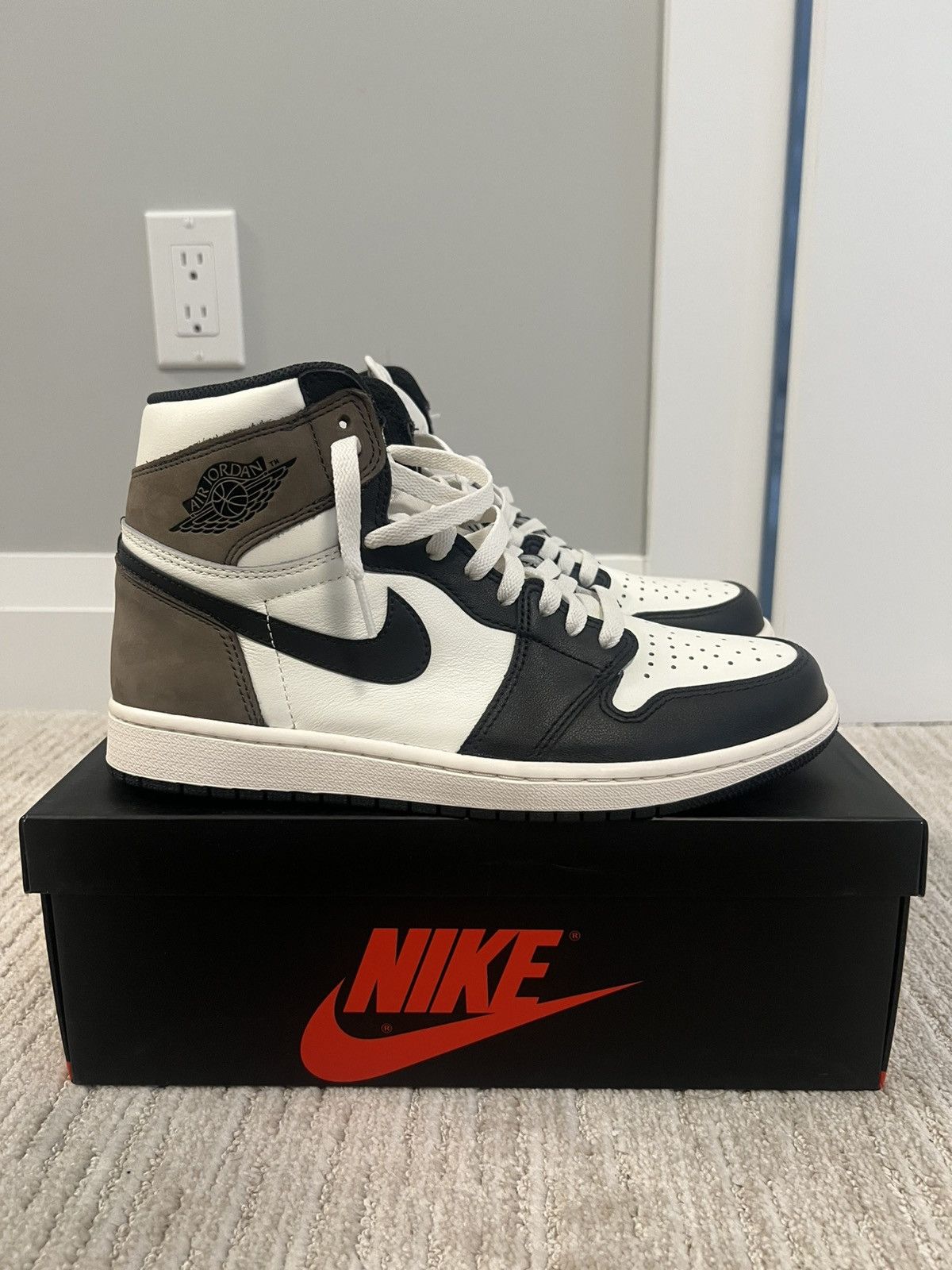 Nike Jordan 1 Retro High Dark Mocha Size US 9.5 / EU 42-43 - 4 Thumbnail