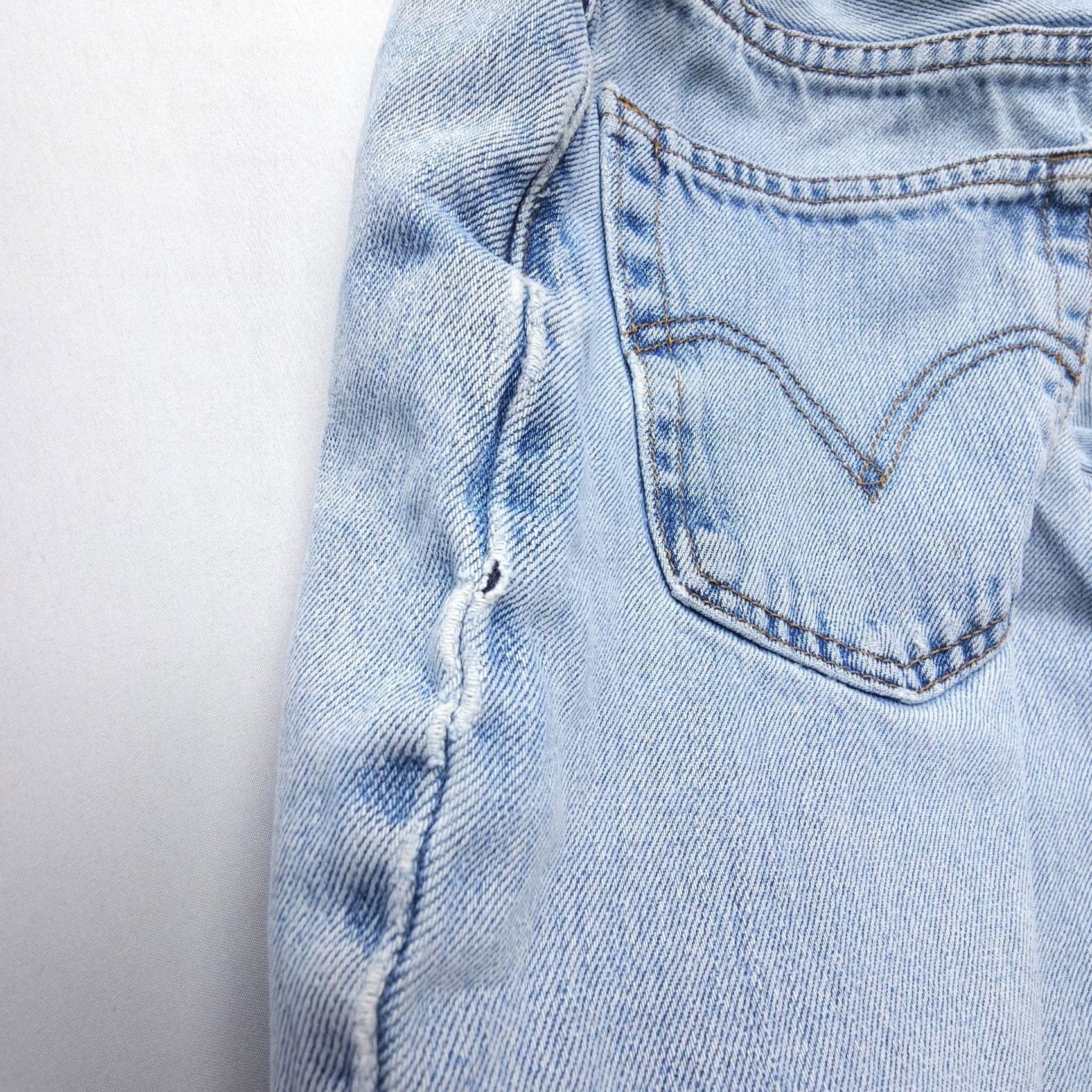 Levi's VINTAGE Levi's 560 Jeans Mens 33 x 34 Light Blue 90s American Baggy Comfort Fit 5-Pocket Denim Jeans Mens Size US 33 - 7 Thumbnail