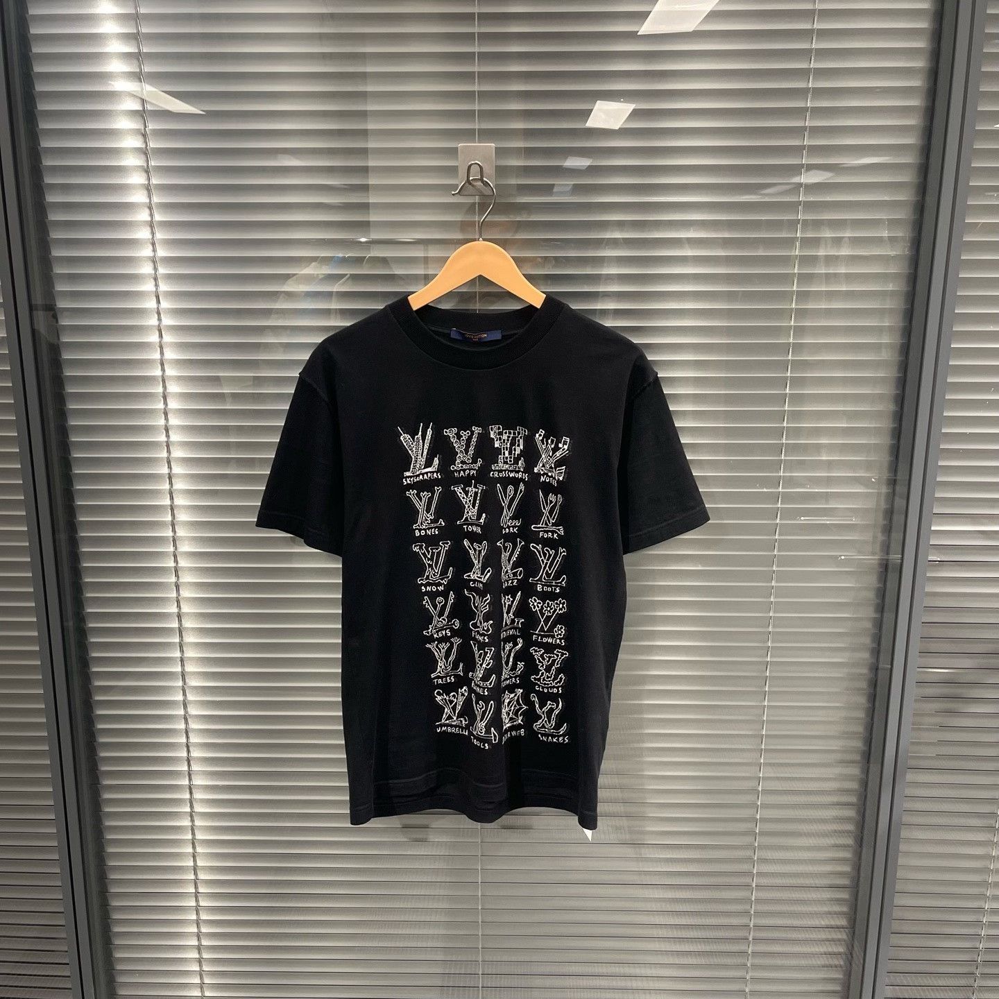 Louis Vuitton Louis Vuitton Black Graffiti Logo Graphic T-Shirt Size US M / EU 48-50 / 2 - 1 Thumbnail