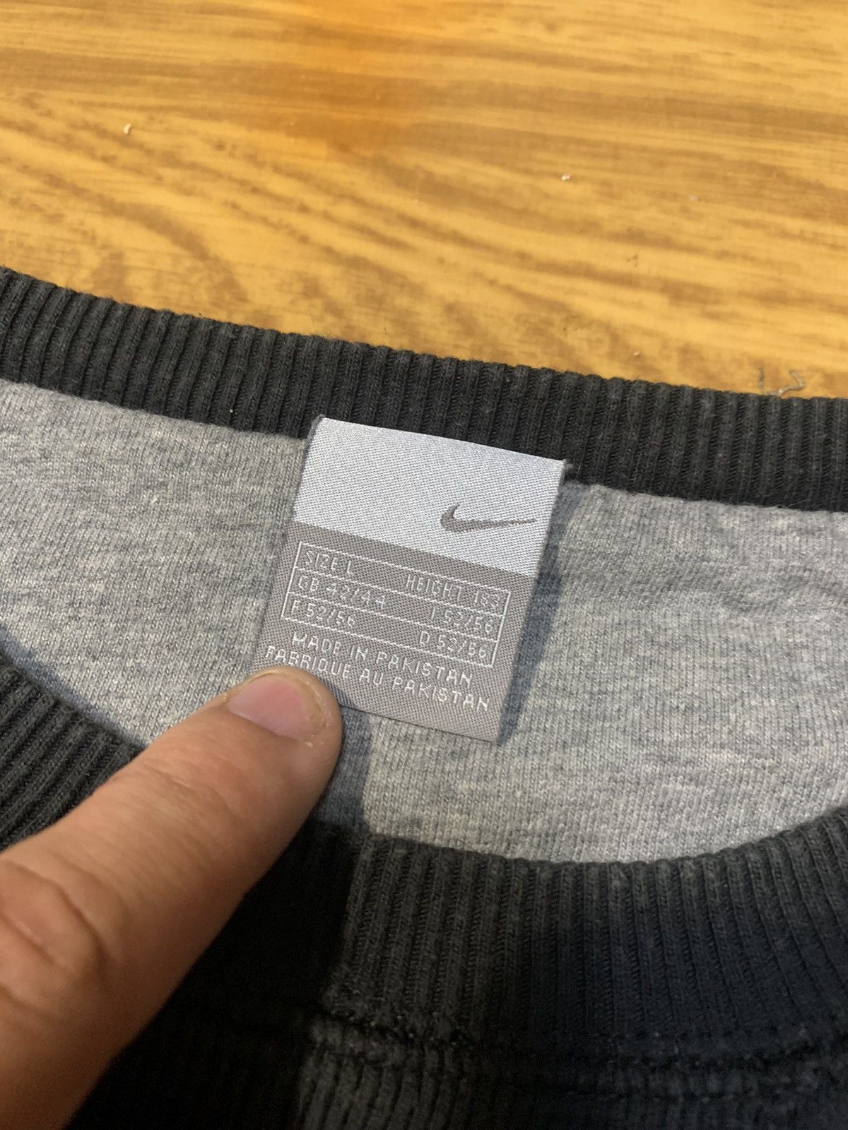 Nike × Vintage Vintage 00s Black Nike Crewneck Sweatshirt Mini Swoosh Size US L / EU 52-54 / 3 - 5 Thumbnail