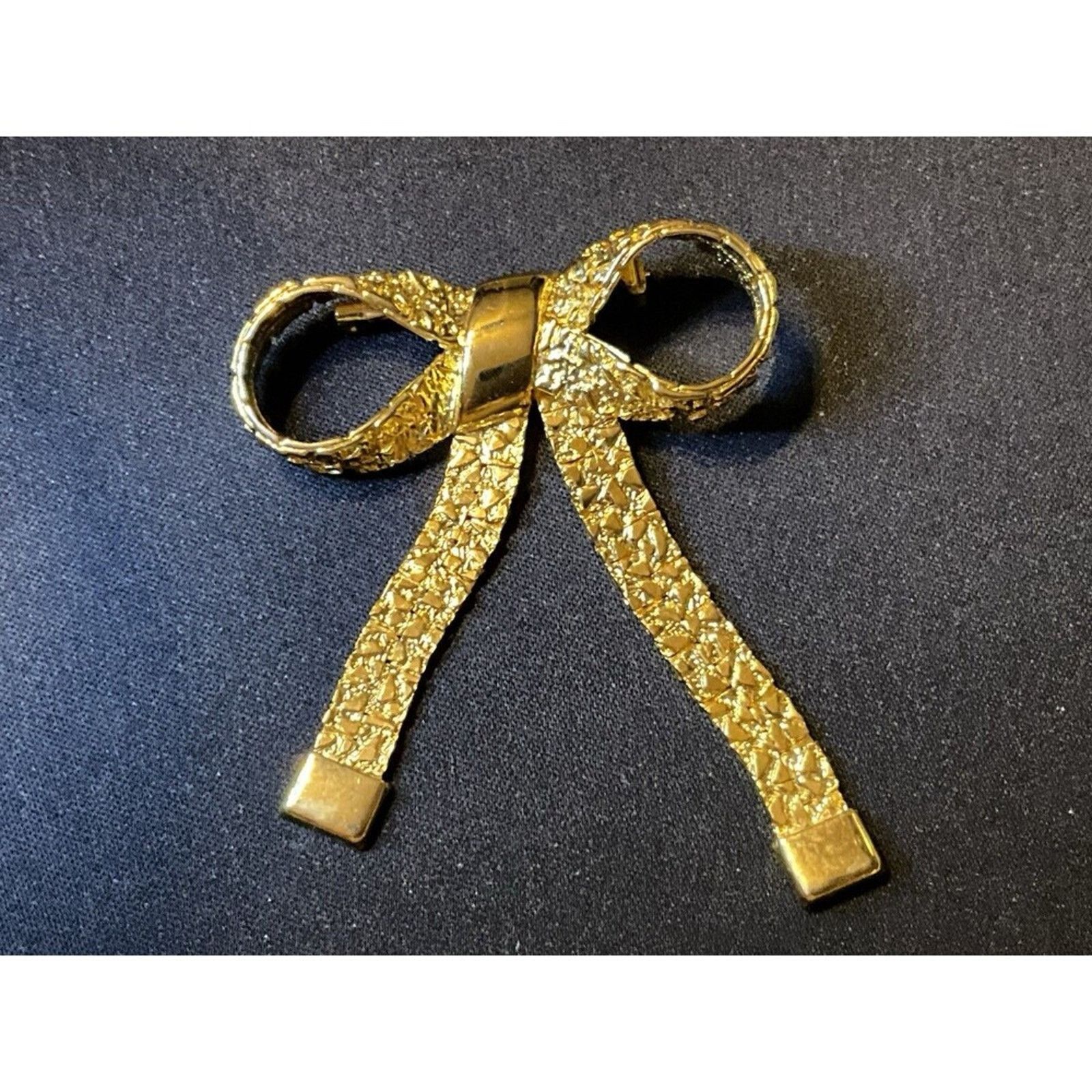 Other Textured Gold Tone Nugget Bow And Ribbon Brooch Size ONE SIZE - 5 Thumbnail